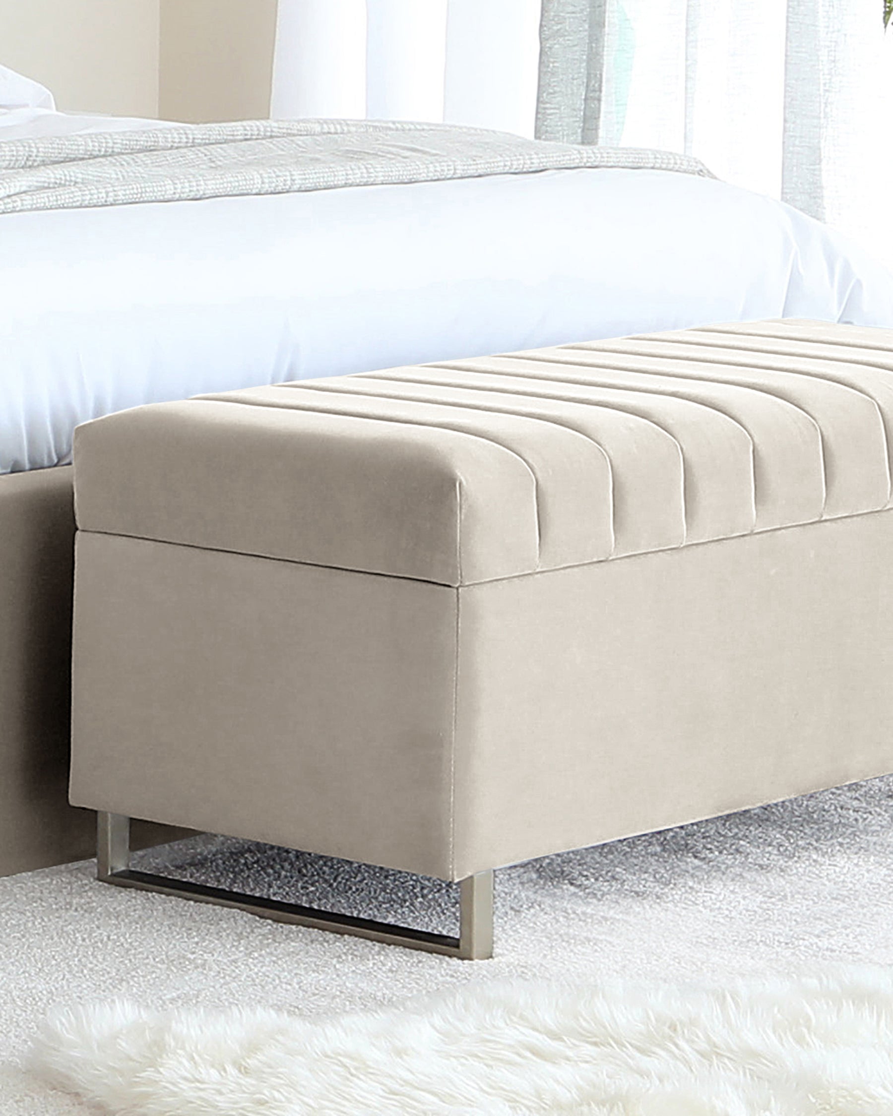 Banc de rangement ottoman en velours champagne Amalfi et acier brossé