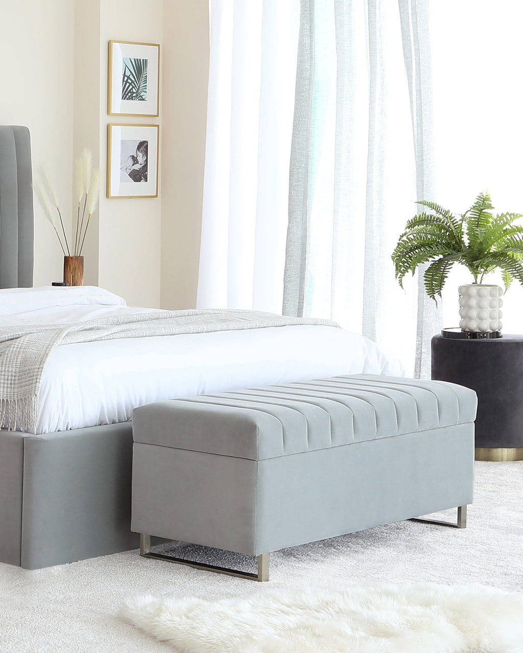 Banc ottoman Amalfi en velours gris clair et acier brossé