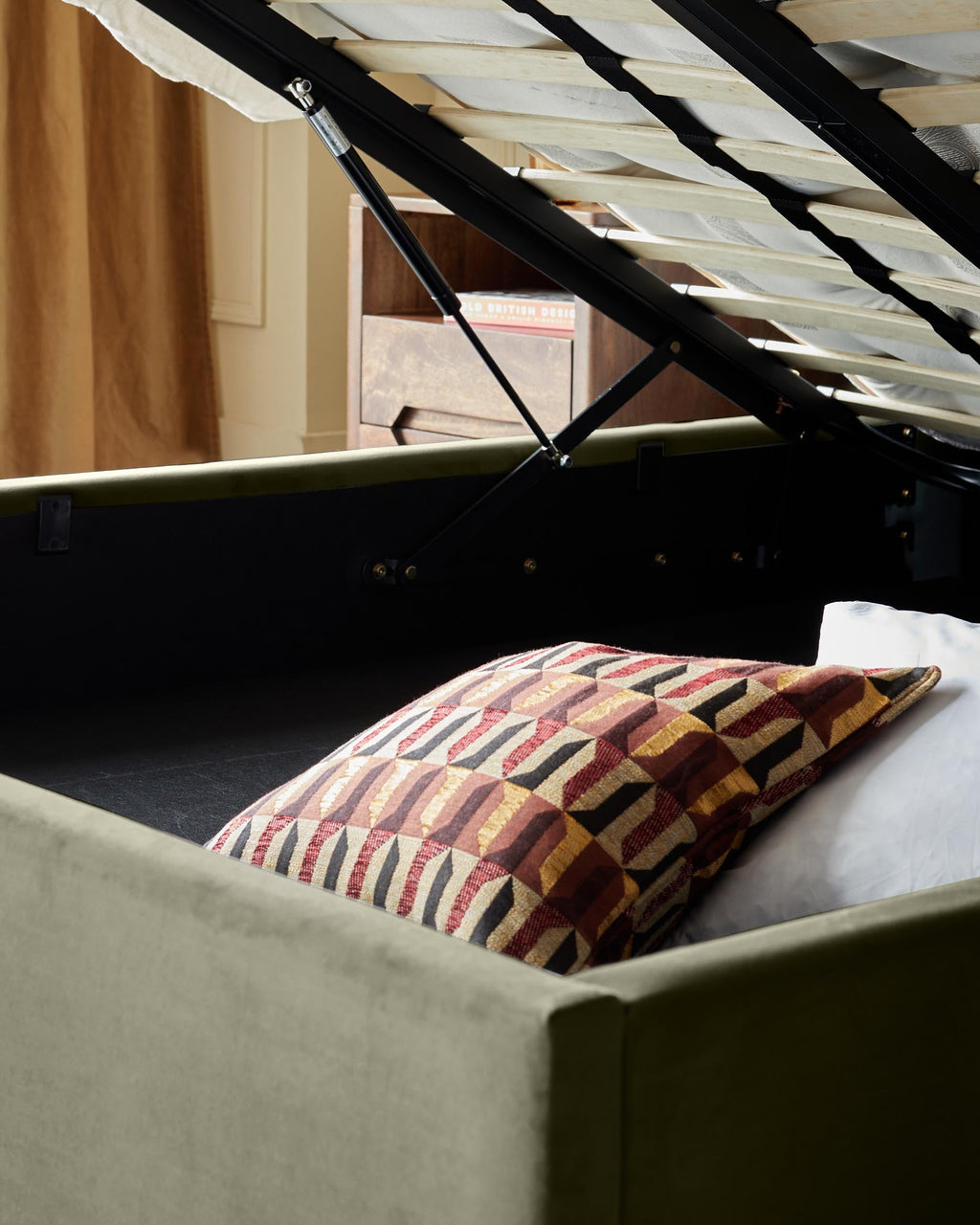 Lit coffre ottoman king size en velours vert olive Amalfi