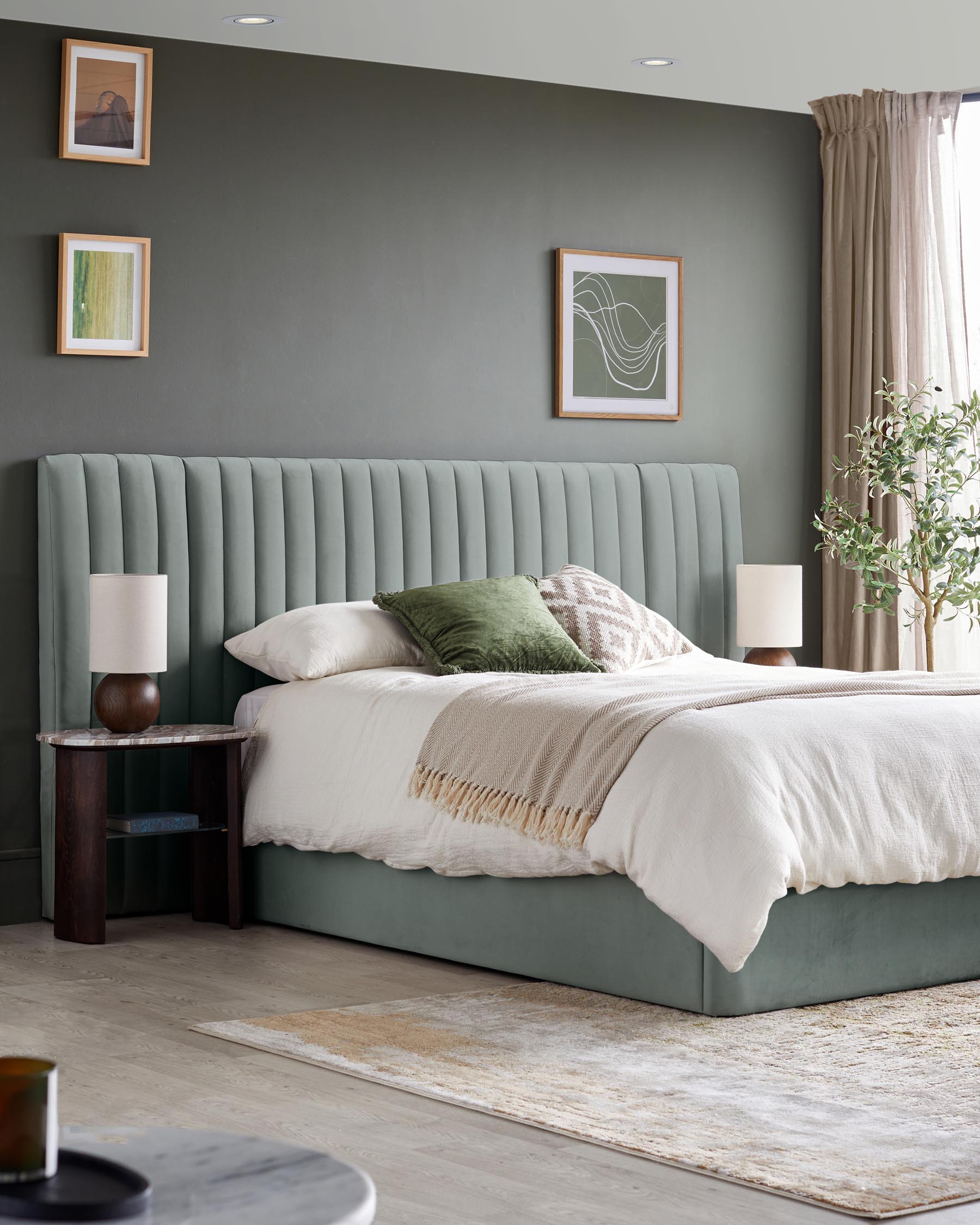 Lit coffre Amalfi Luxe en velours vert sauge, format king size, avec coffre