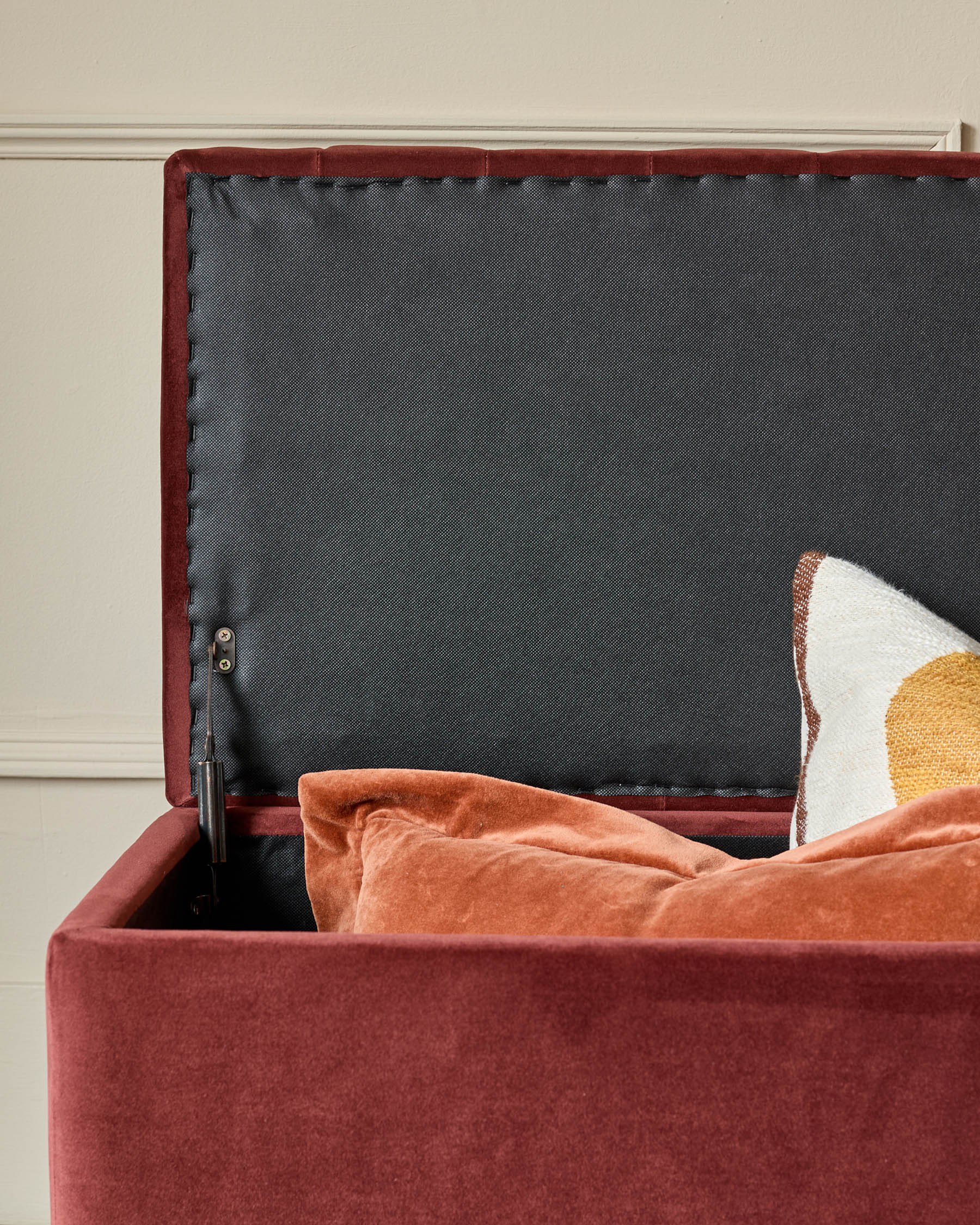 Banc ottoman en velours rouge caramel Amalfi