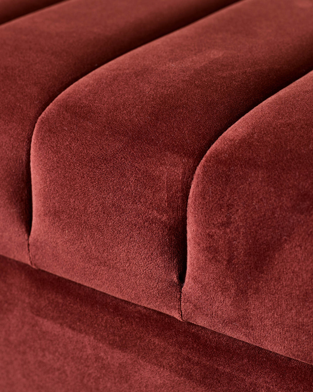 Banc ottoman en velours rouge caramel Amalfi