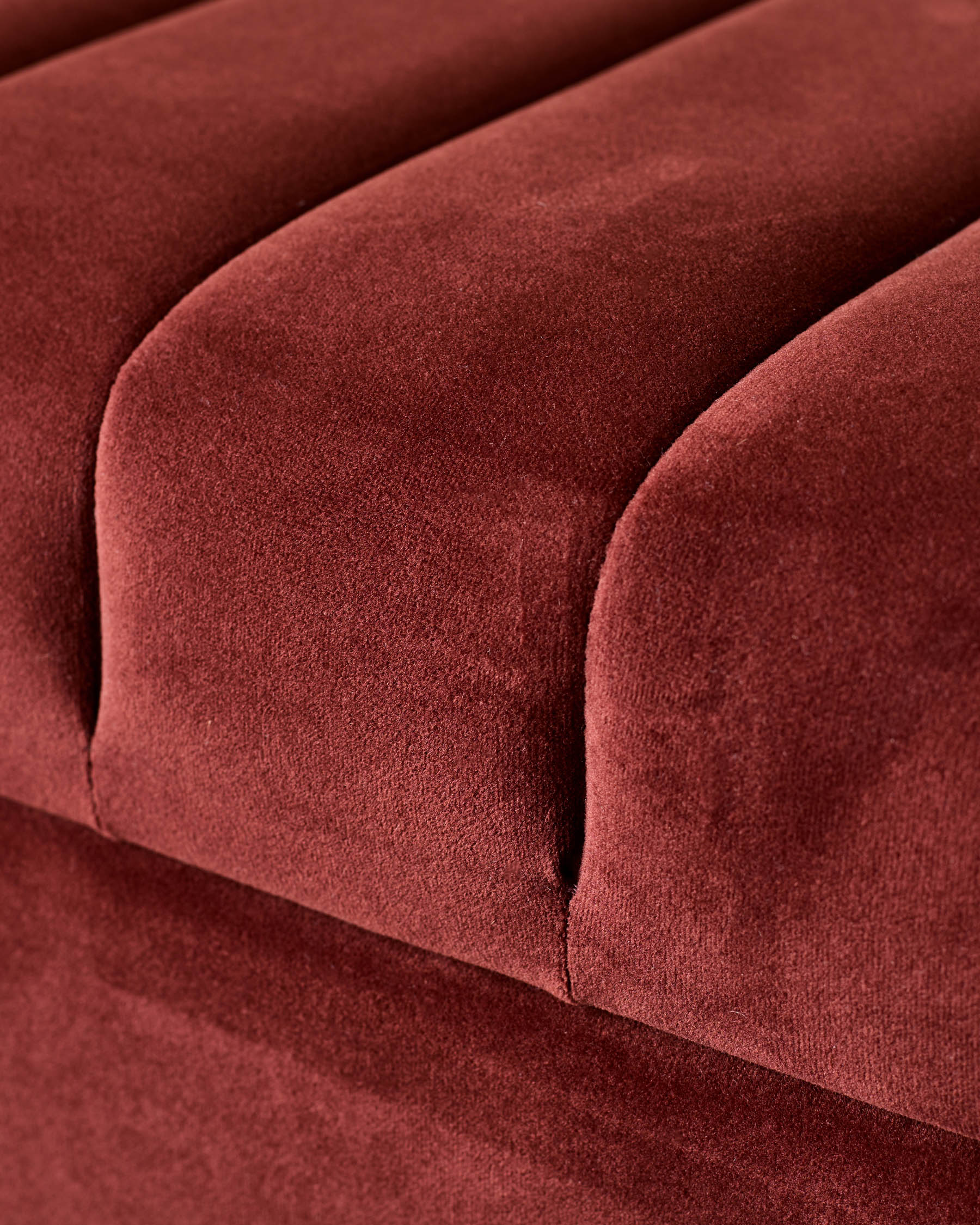 Banc ottoman en velours rouge caramel Amalfi