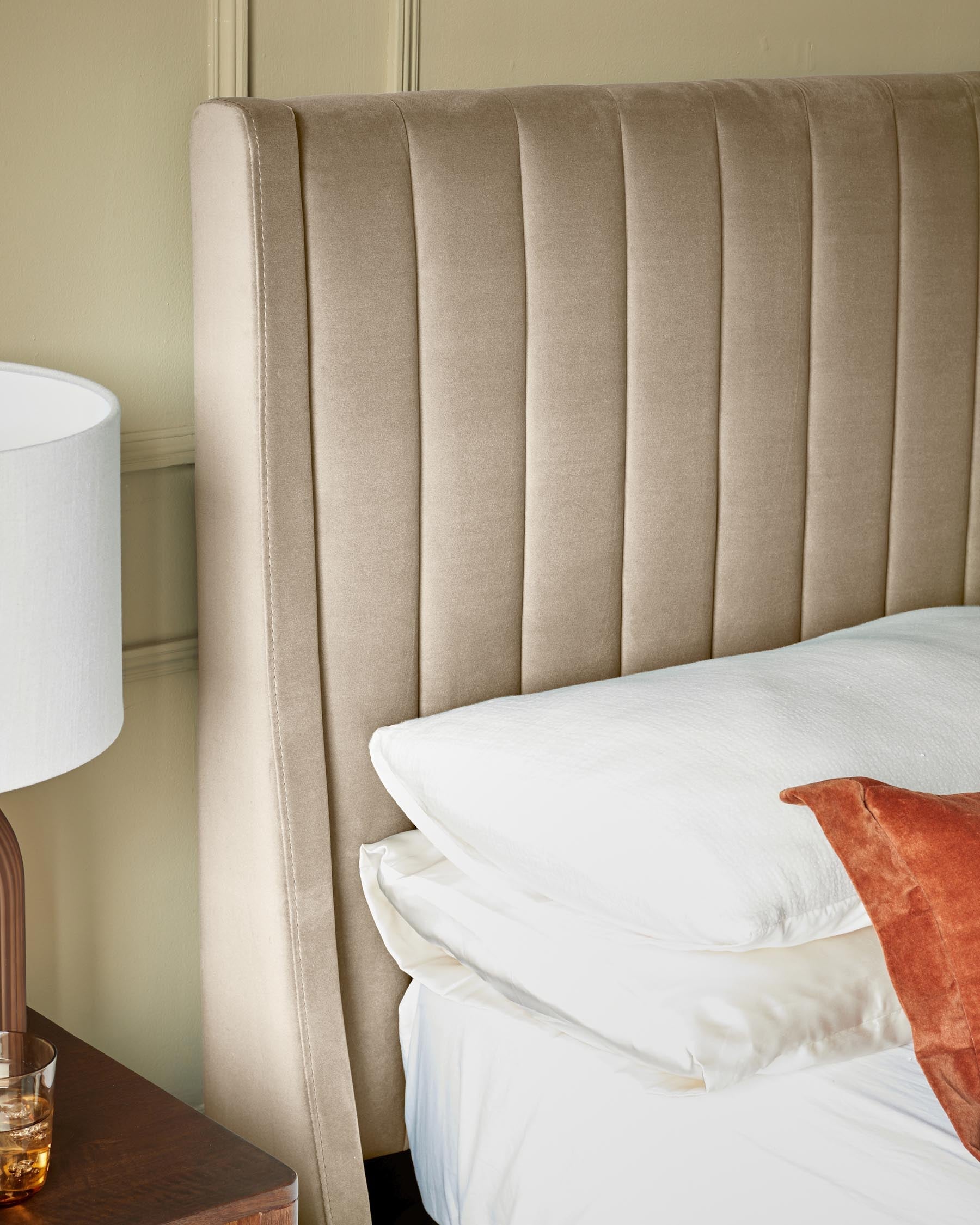 Lit coffre ottoman Amalfi en velours champagne, format king size