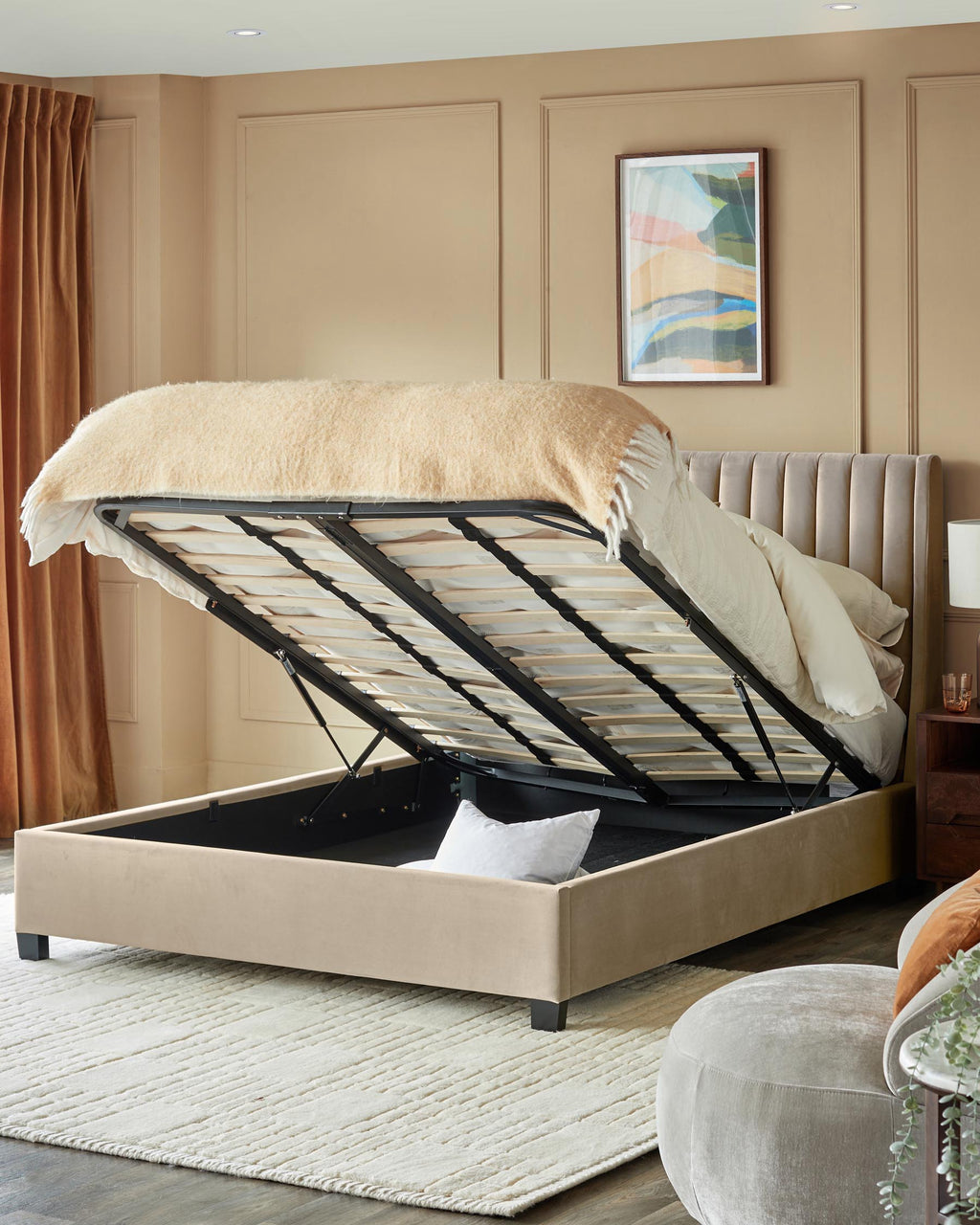 Lit coffre ottoman Amalfi en velours champagne, format king size