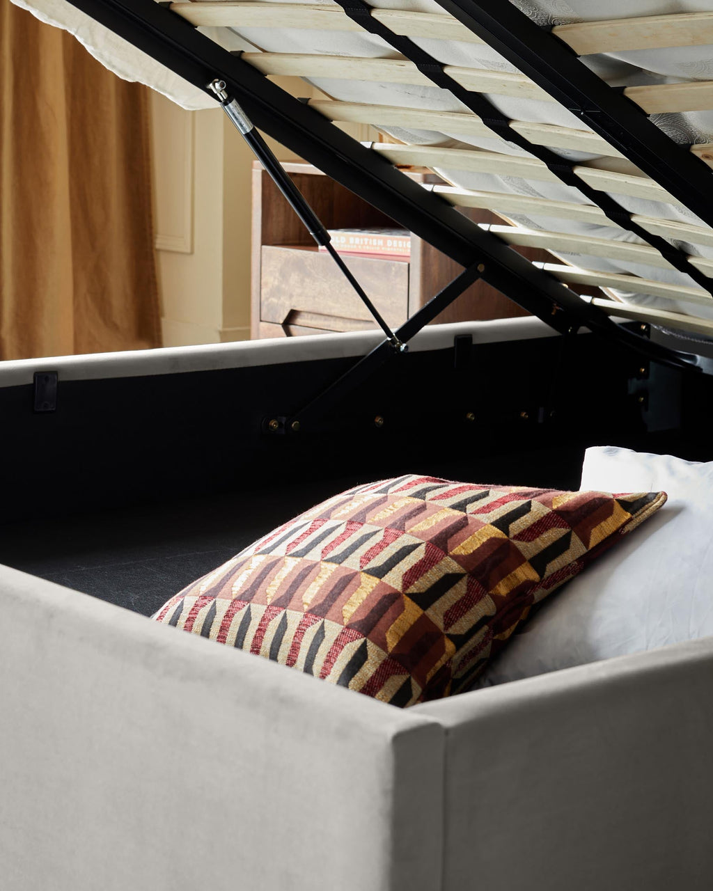 Lit coffre coffre Amalfi en velours gris clair, format king size