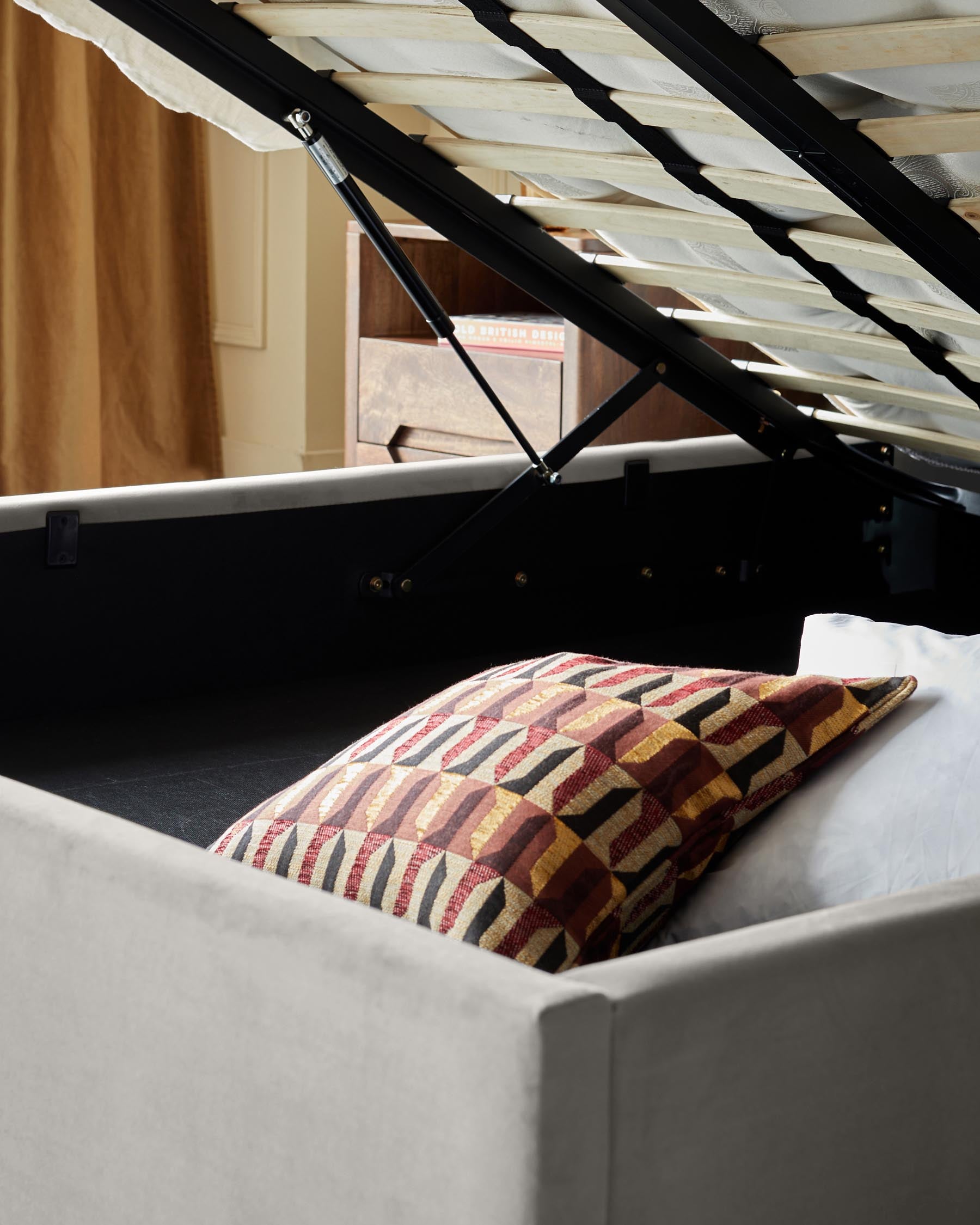 Lit coffre coffre Amalfi en velours gris clair, format king size