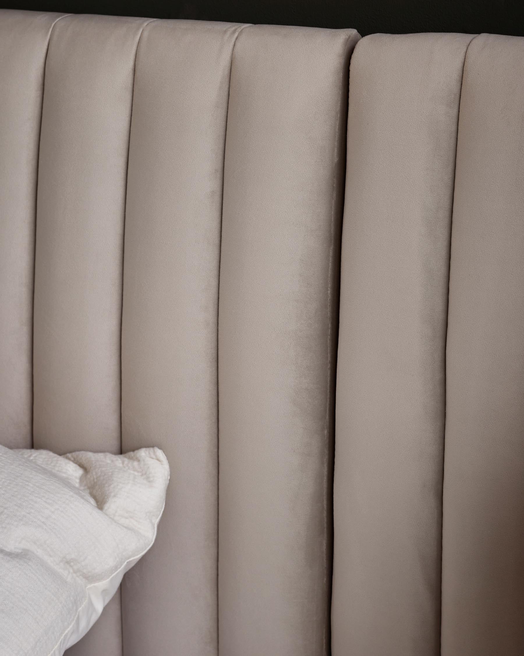 Lit coffre ottoman Amalfi Luxe en velours champagne, taille super king