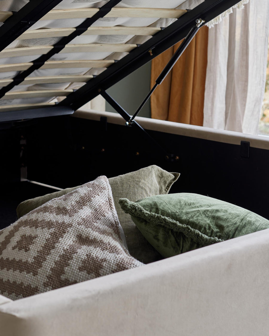 Lit coffre ottoman Amalfi Luxe en velours champagne, taille super king