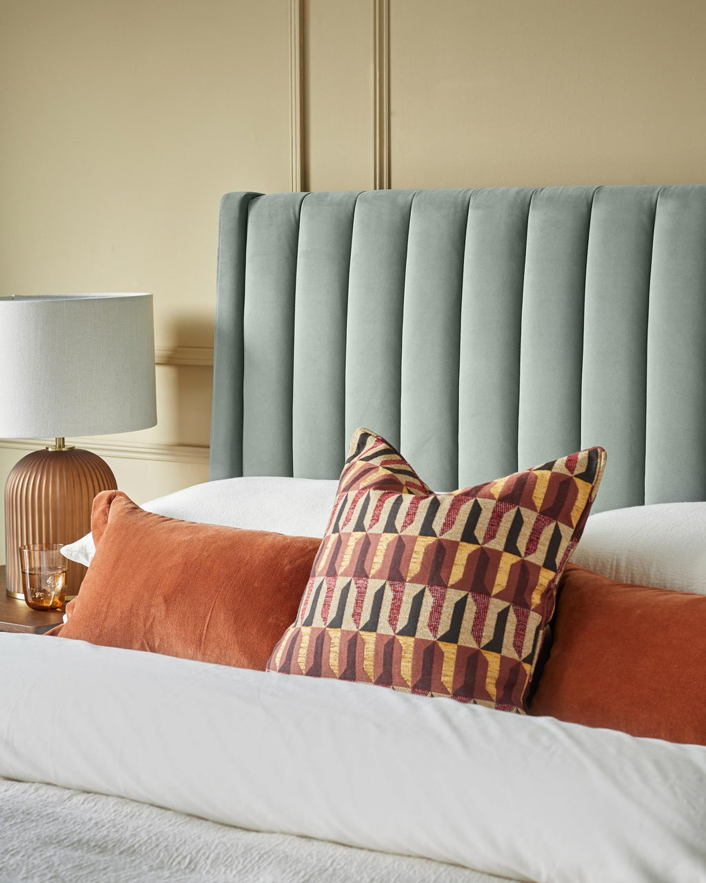 Lit coffre ottoman en velours vert sauge Amalfi, format king size