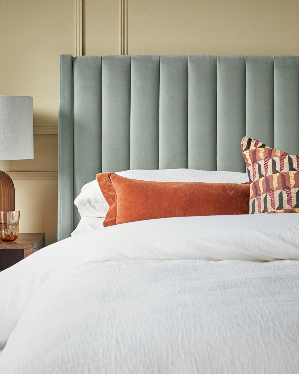 Lit coffre ottoman en velours vert sauge Amalfi, format king size