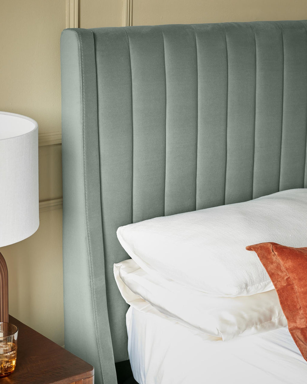 Lit coffre ottoman super king en velours vert sauge Amalfi