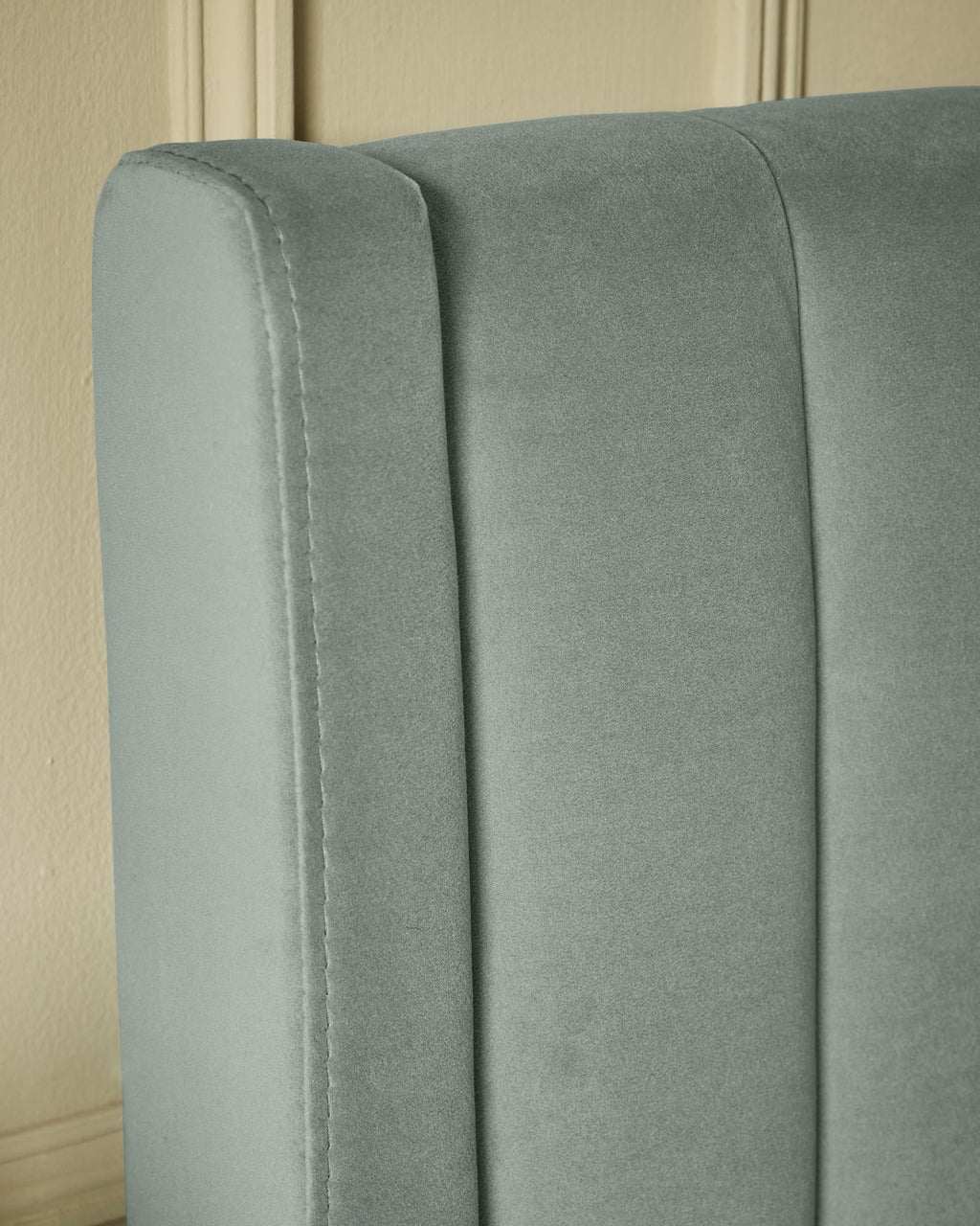 Lit coffre ottoman en velours vert sauge Amalfi, format king size