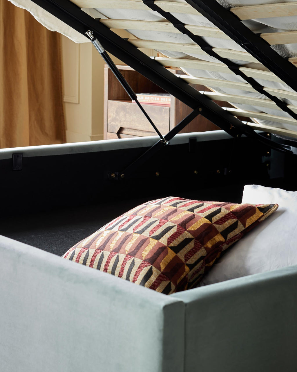 Lit coffre ottoman super king en velours vert sauge Amalfi