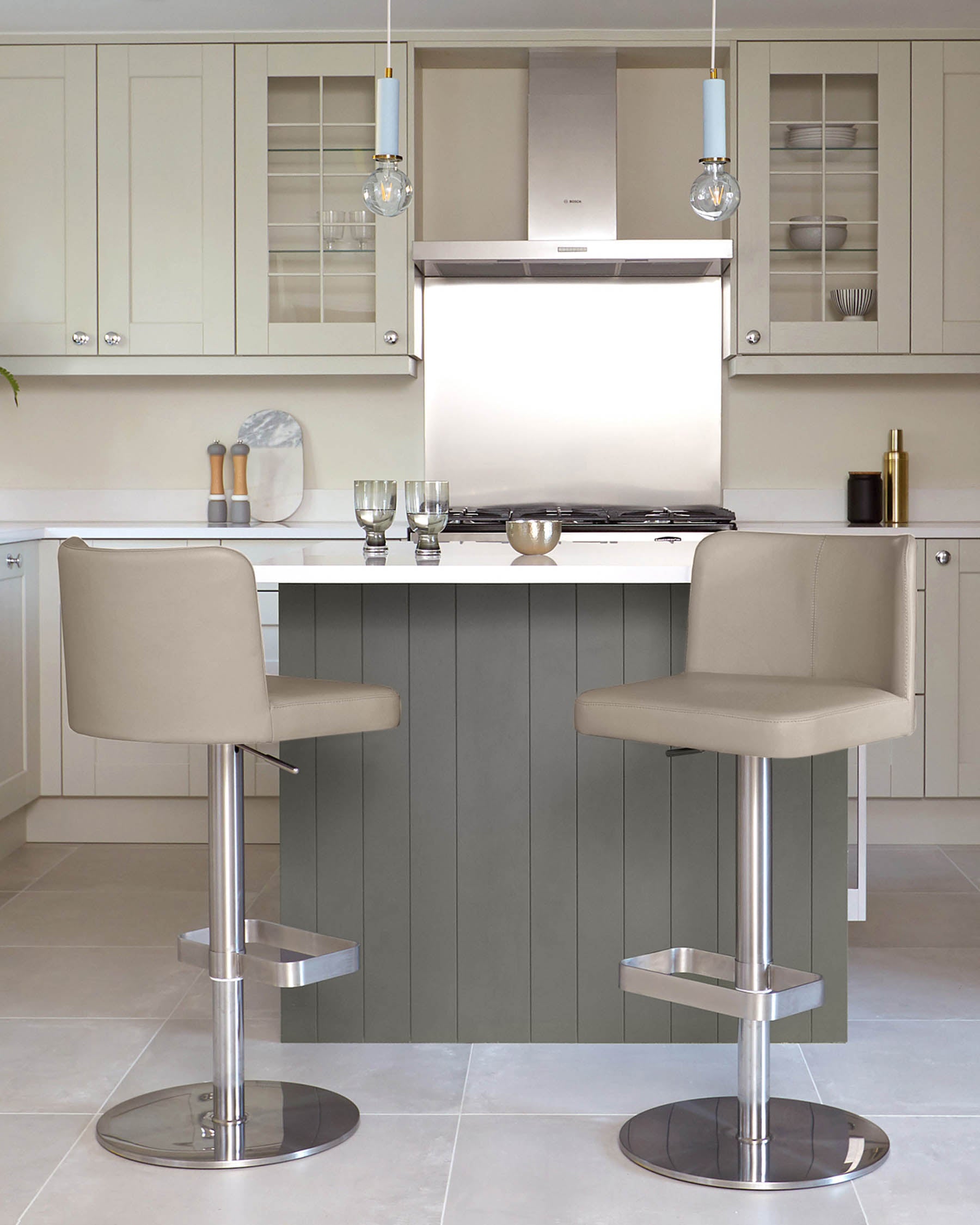 Tabouret de bar Arlo en cuir gris clair avec vérin à gaz