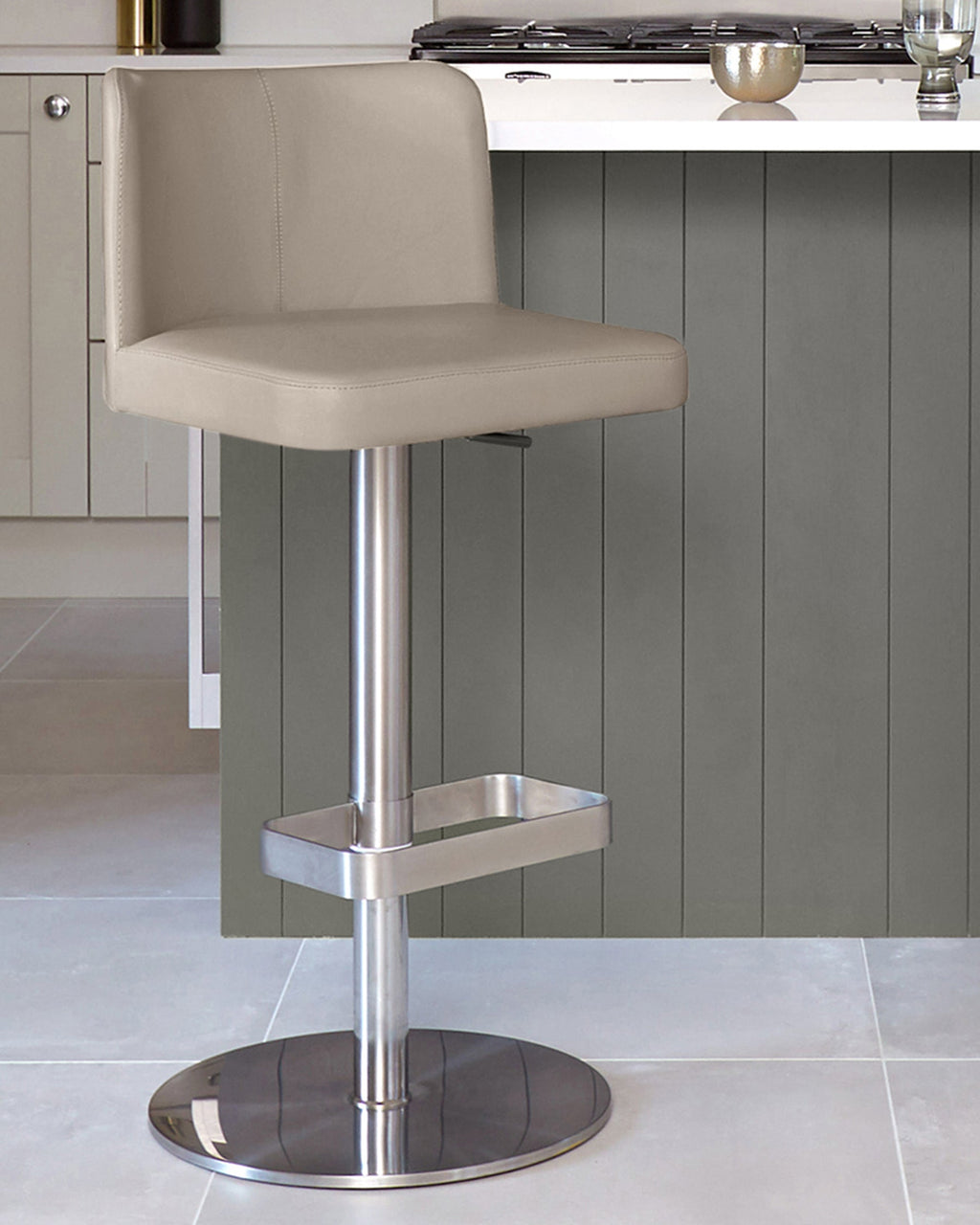 Tabouret de bar Arlo en cuir gris clair avec vérin à gaz