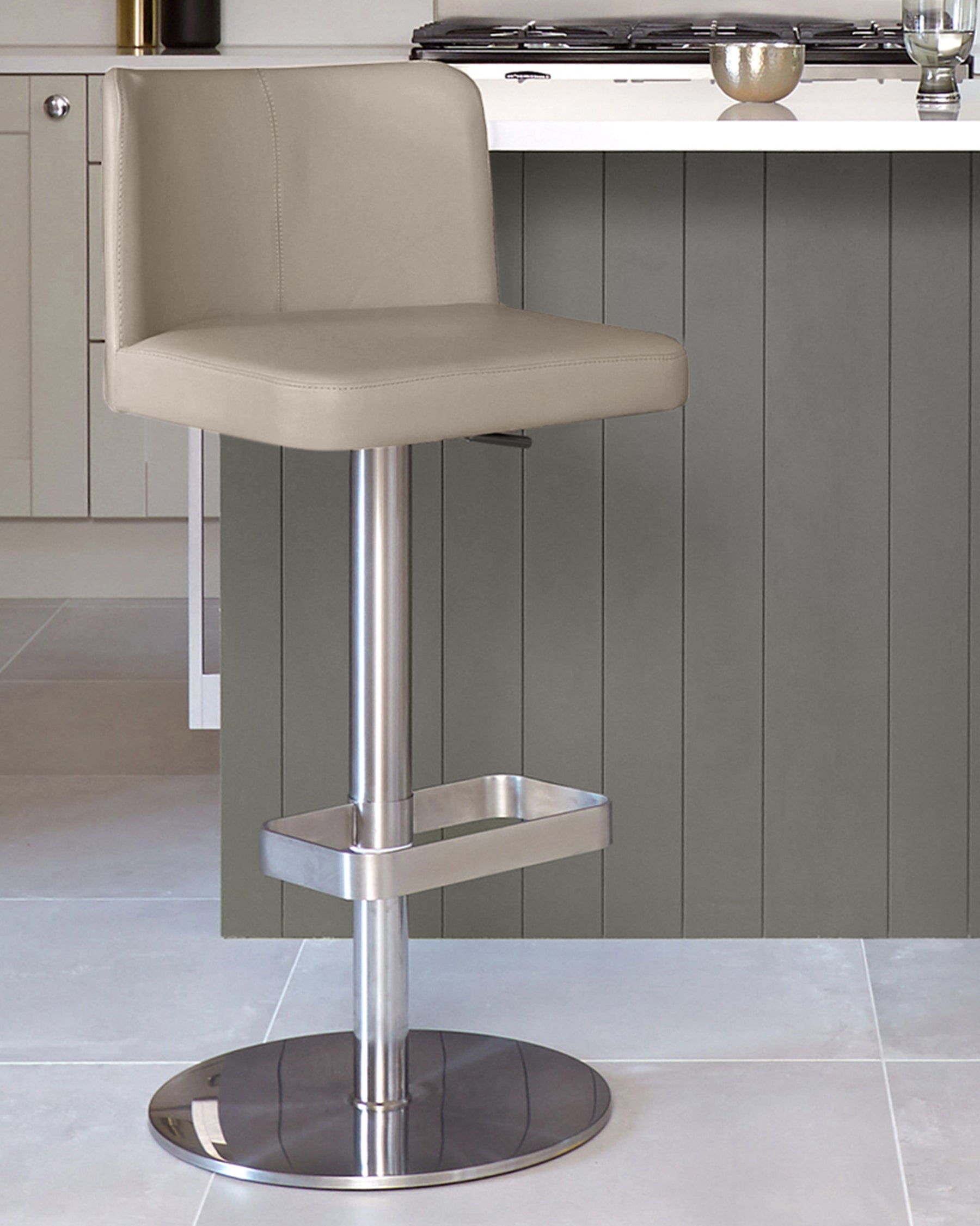 Tabouret de bar Arlo en cuir gris clair avec vérin à gaz