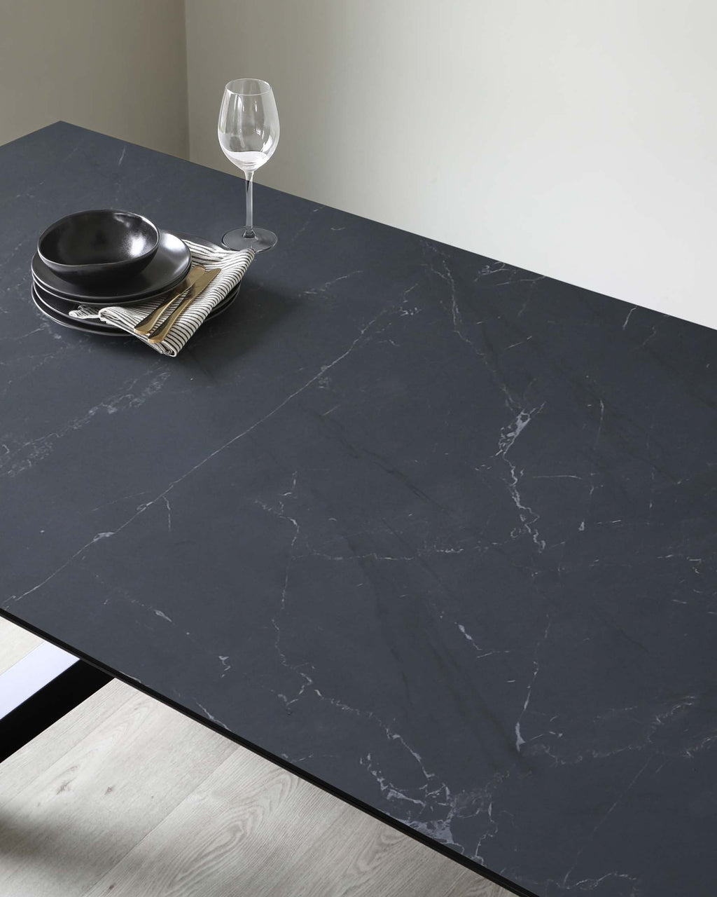 Table à manger 8 places en céramique marbrée noire Atlanta