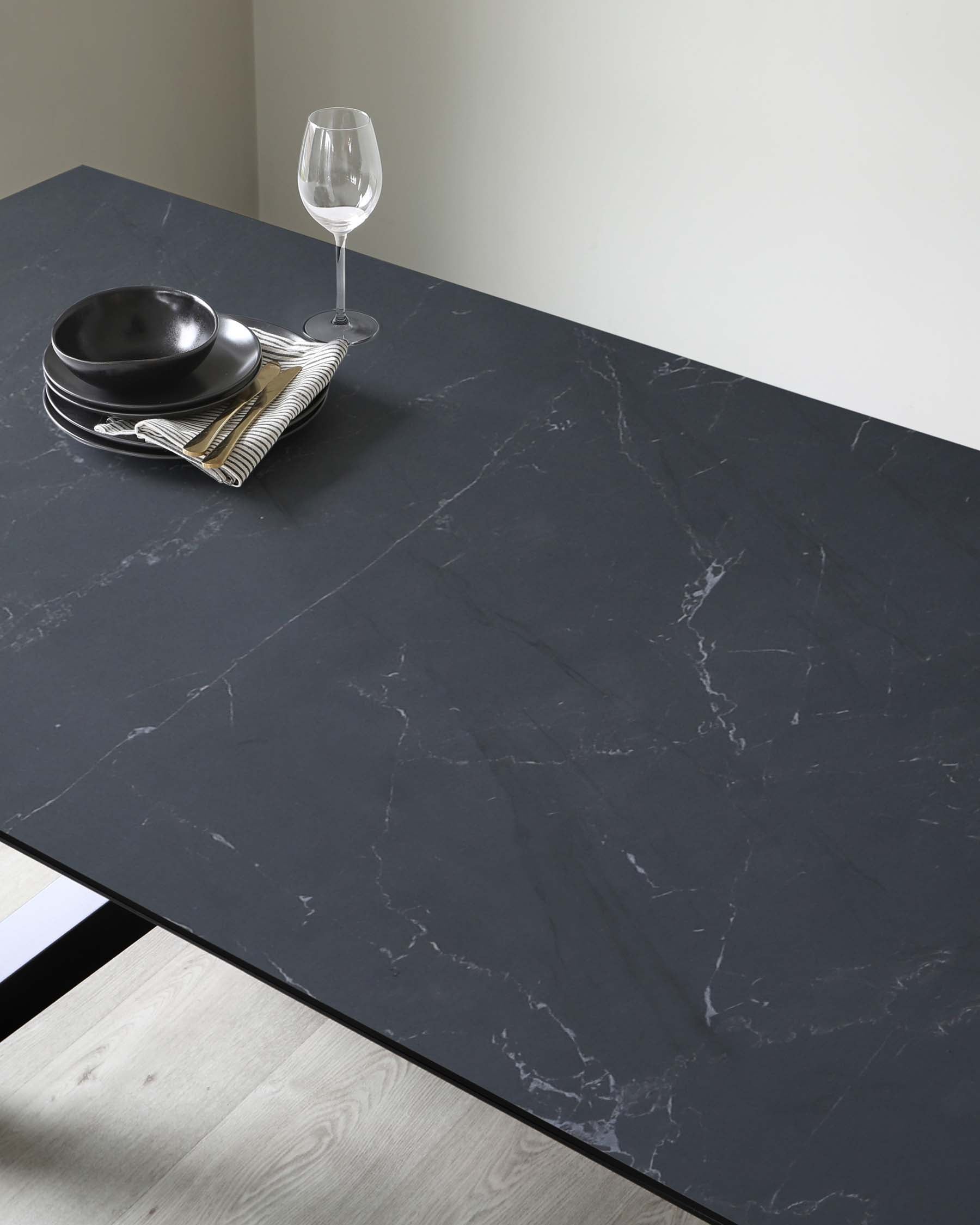 Table à manger 8 places en céramique marbrée noire Atlanta
