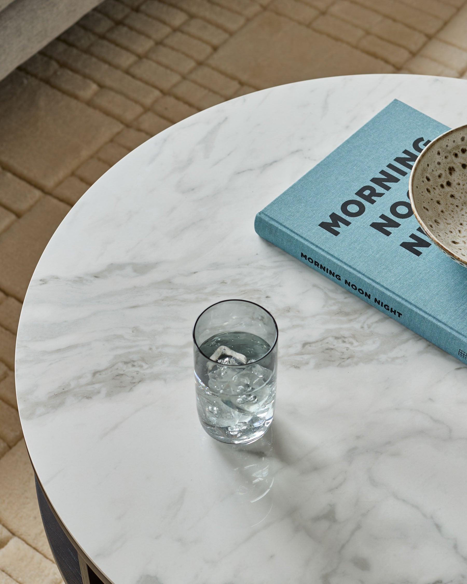 Table basse ronde Aurora en céramique marbrée et chêne foncé