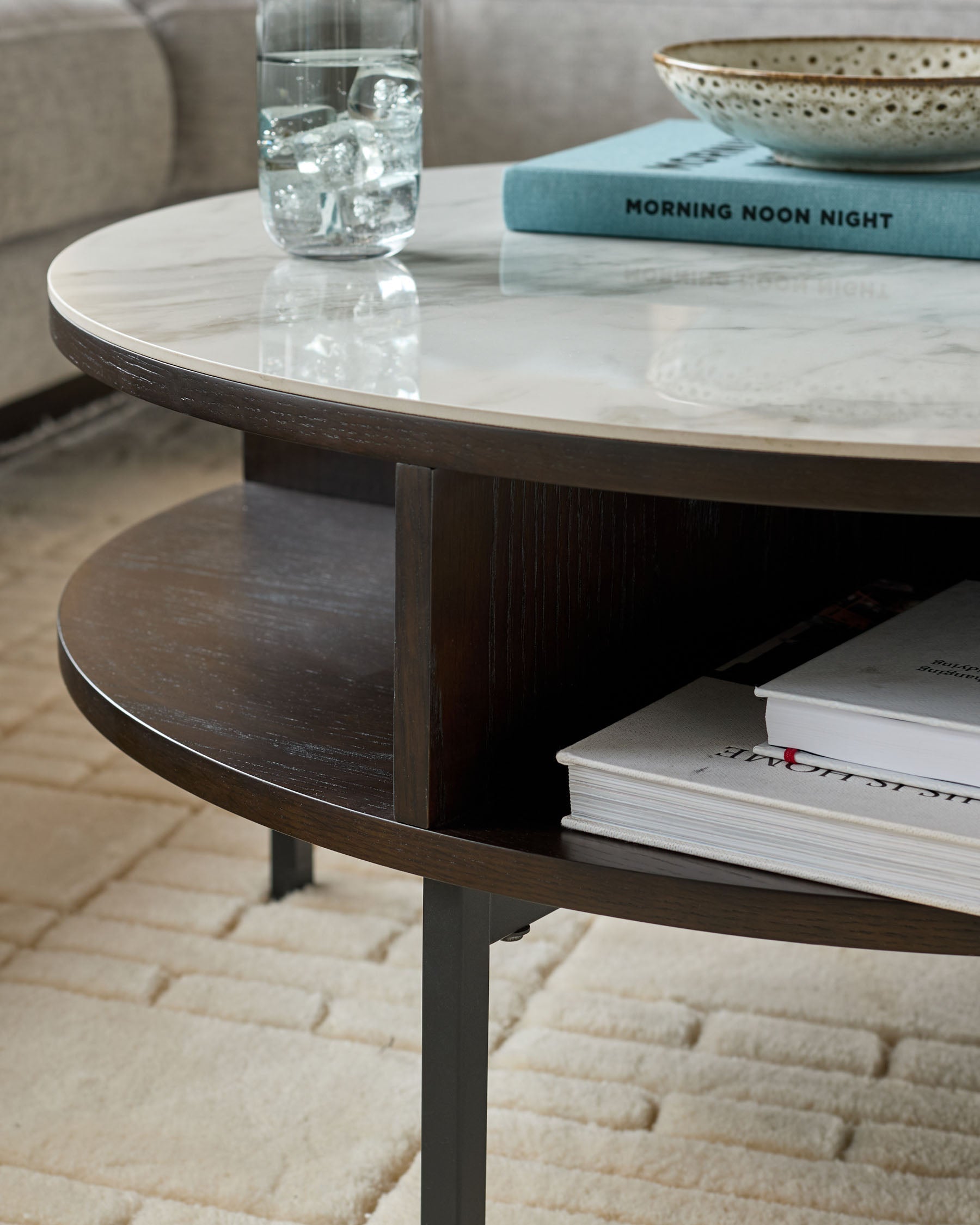 Table basse ronde Aurora en céramique marbrée et chêne foncé