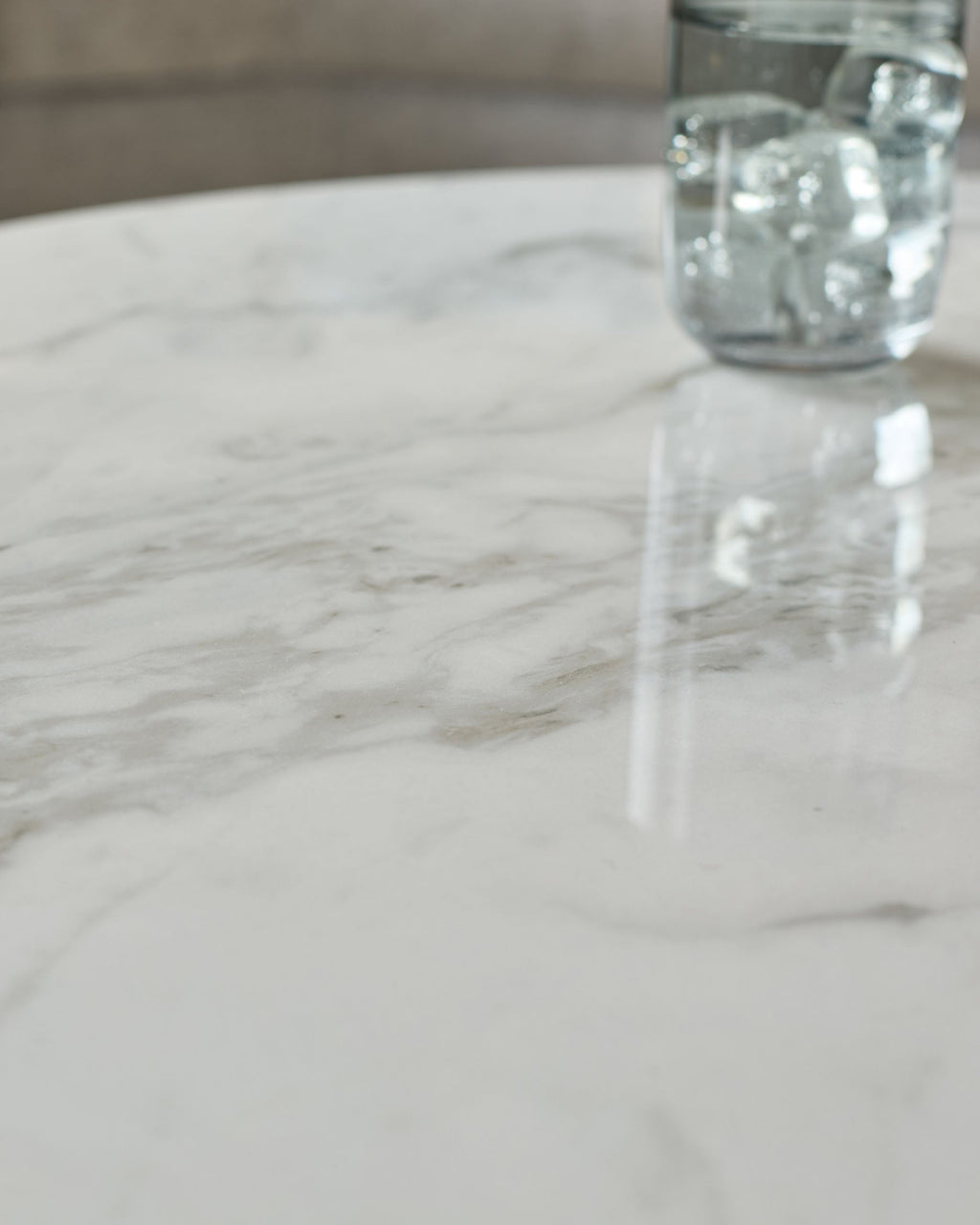 Table basse ronde Aurora en céramique marbrée et chêne foncé