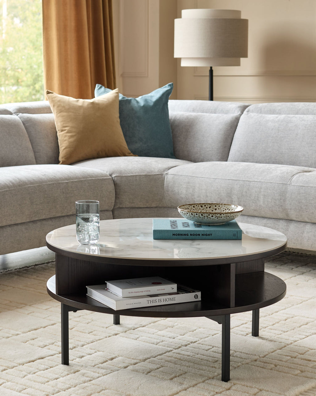 Table basse ronde Aurora en céramique marbrée et chêne foncé