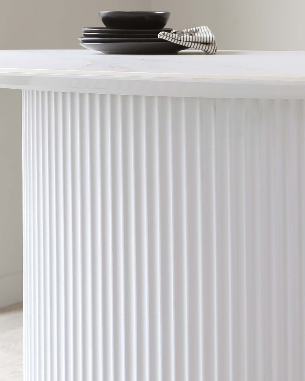 Table de salle à manger 6 places Austin en céramique blanche marbrée cannelée