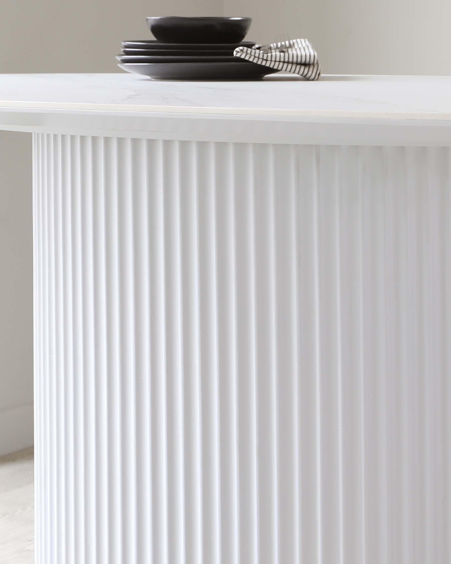 Table de salle à manger 6 places Austin en céramique blanche marbrée cannelée