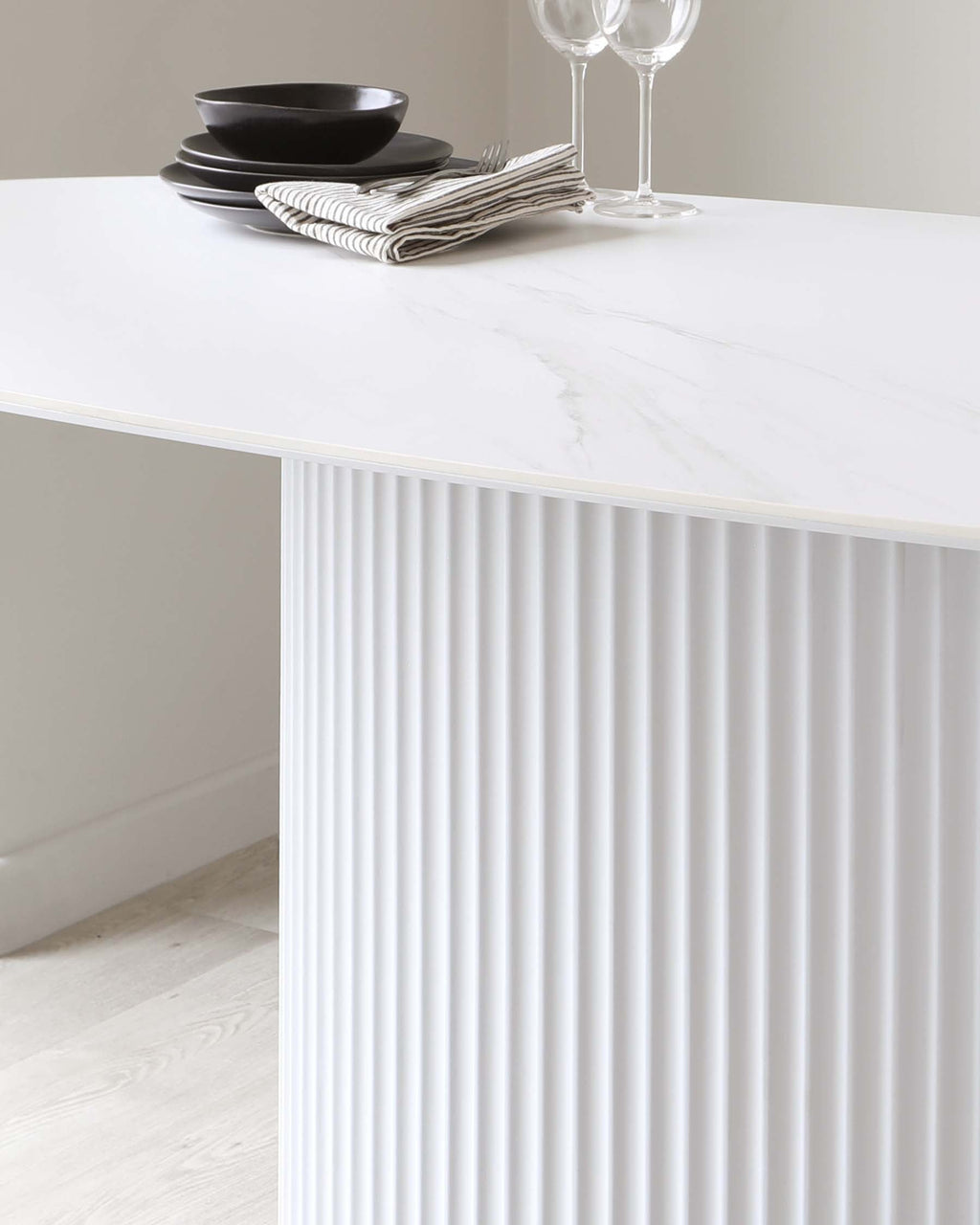 Table de salle à manger 6 places Austin en céramique blanche marbrée cannelée