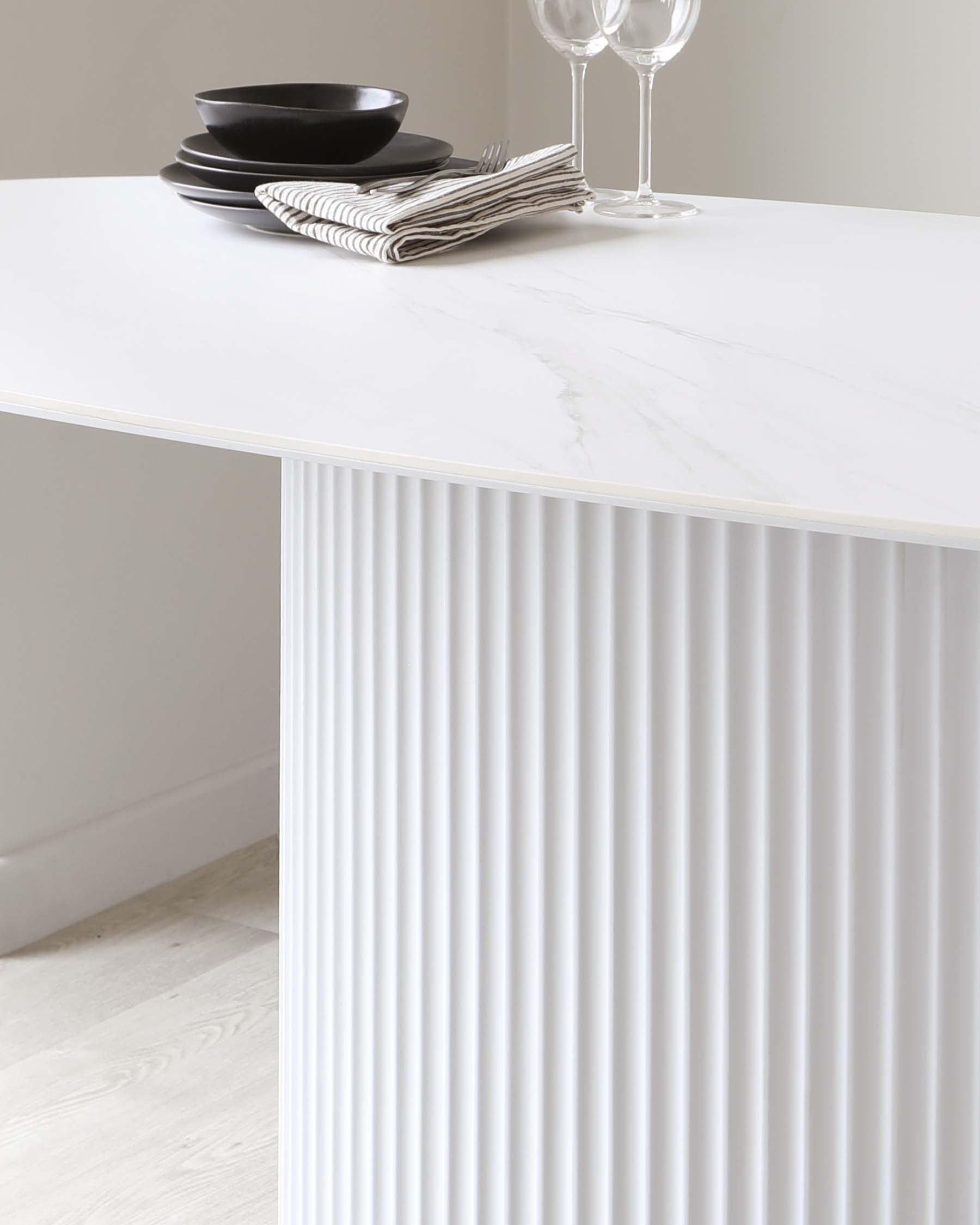 Table de salle à manger 6 places Austin en céramique blanche marbrée cannelée