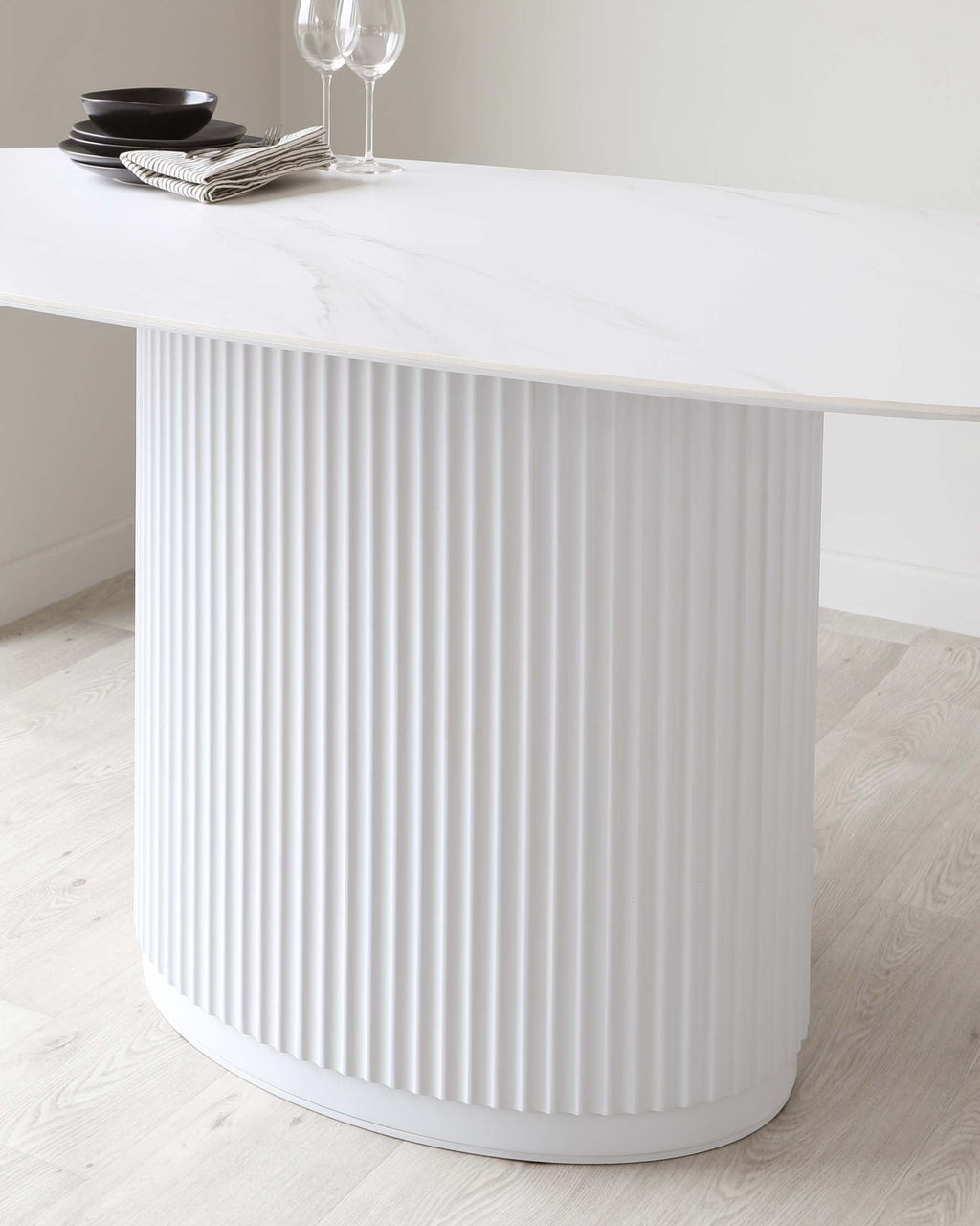Table de salle à manger 6 places Austin en céramique blanche marbrée cannelée