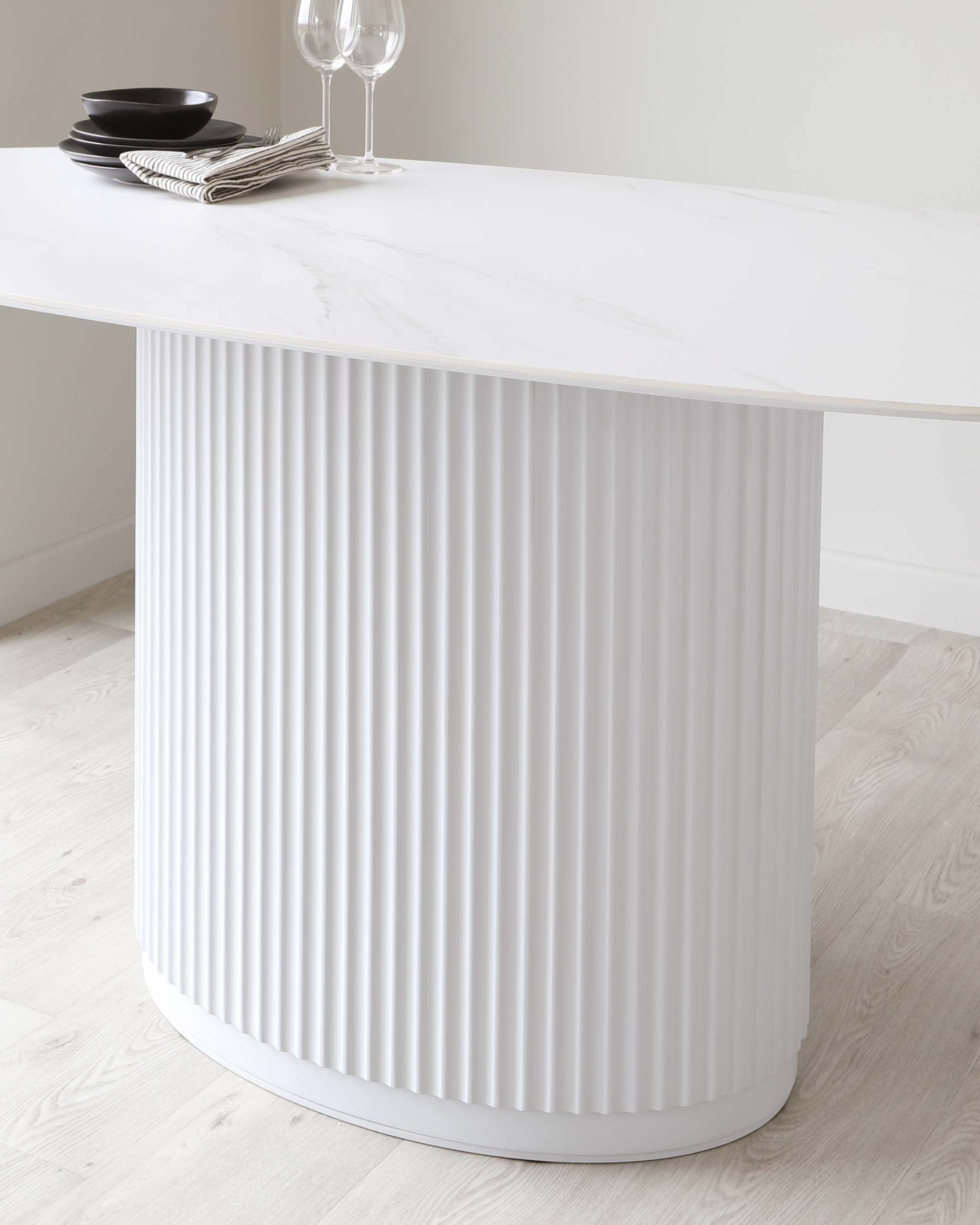 Table de salle à manger 6 places Austin en céramique blanche marbrée cannelée