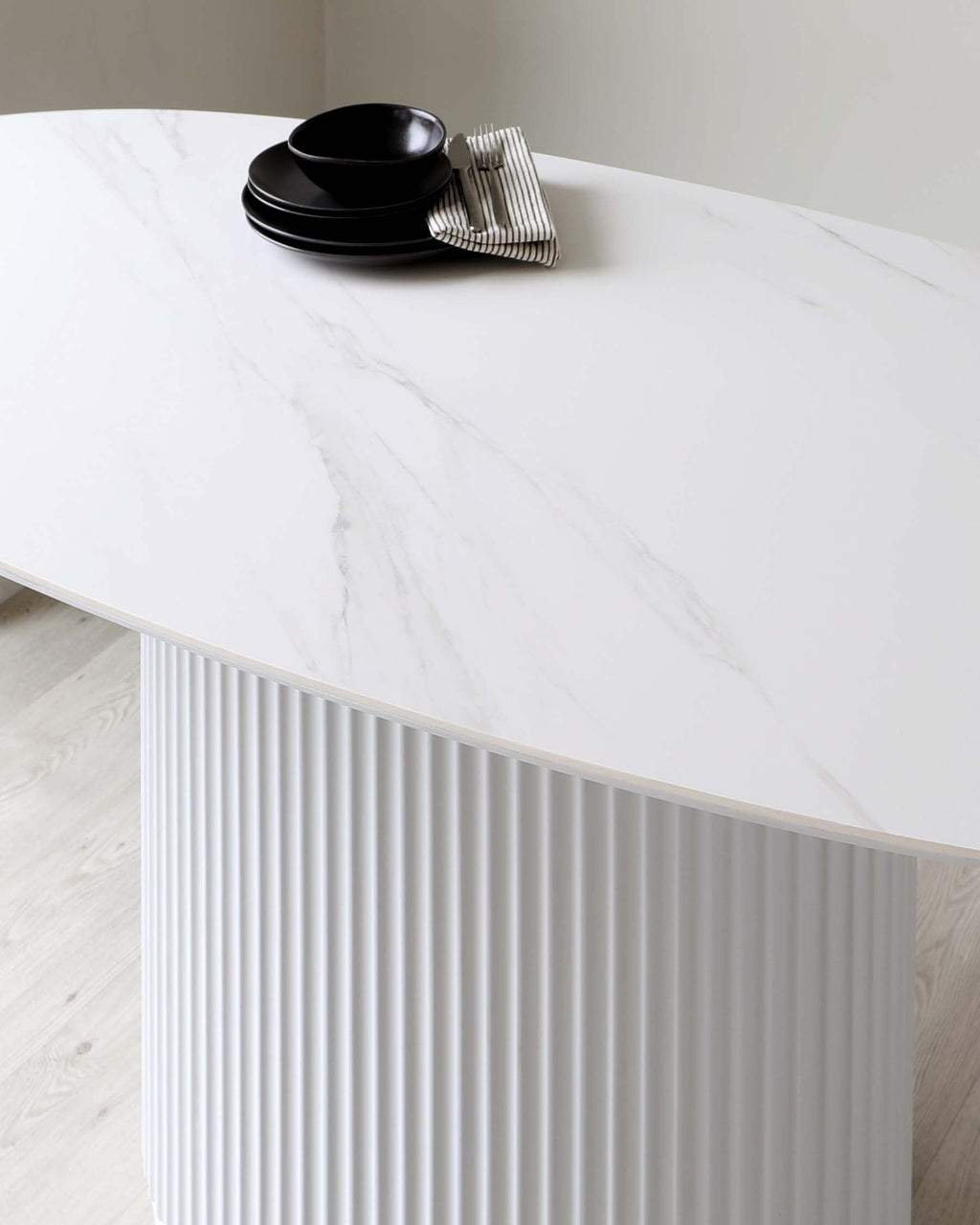 Table de salle à manger 6 places Austin en céramique blanche marbrée cannelée