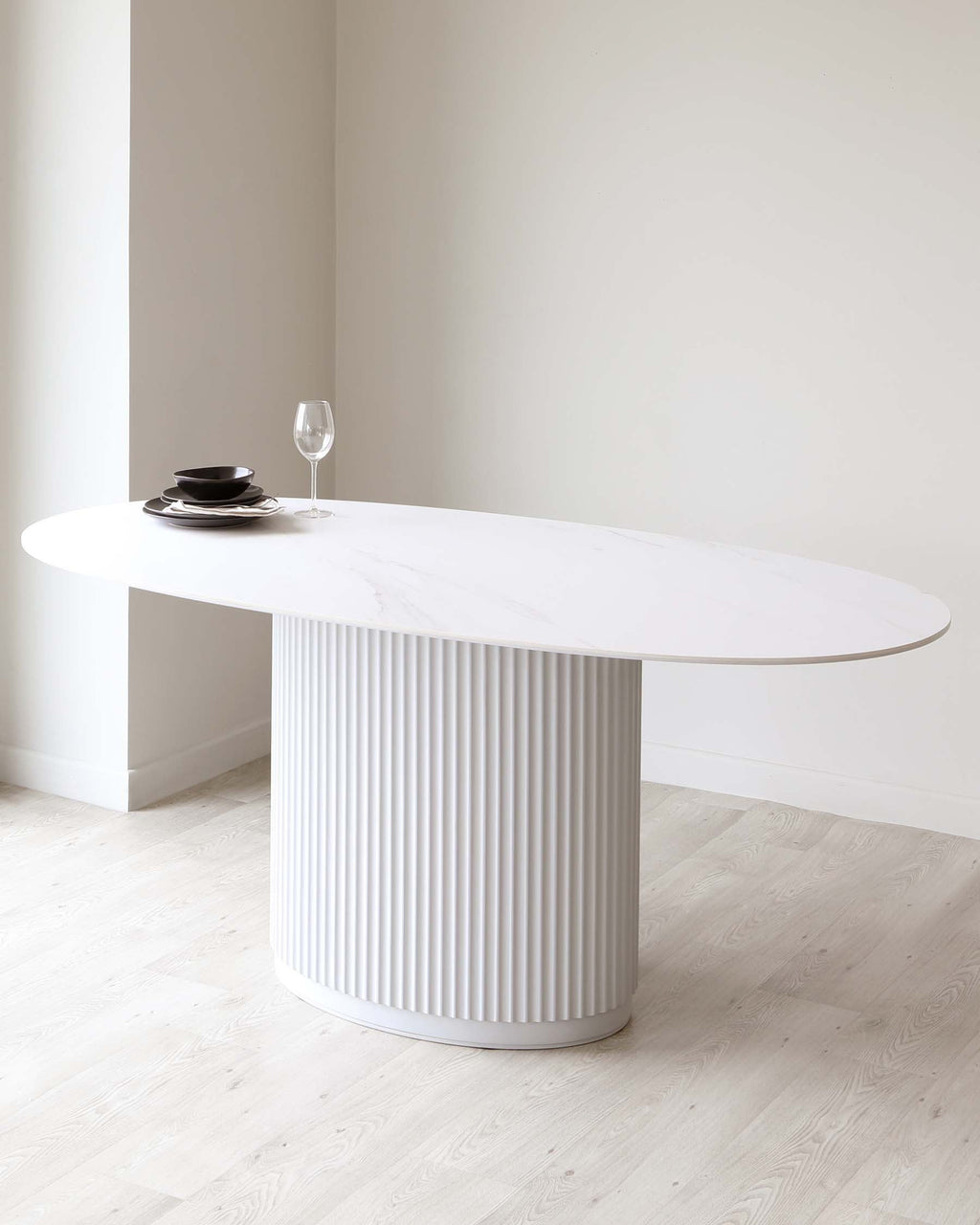 Table de salle à manger 6 places Austin en céramique blanche marbrée cannelée