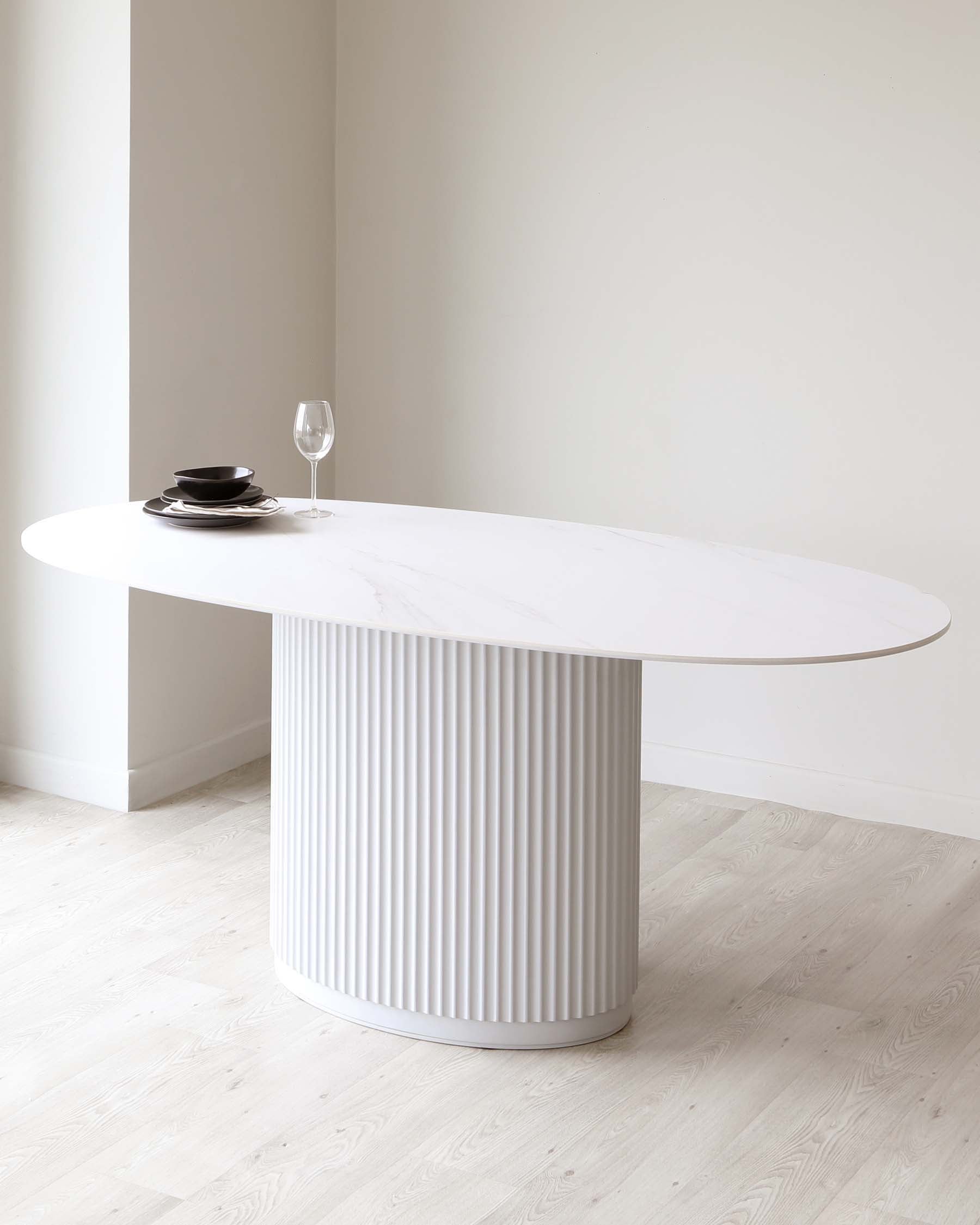 Table de salle à manger 6 places Austin en céramique blanche marbrée cannelée