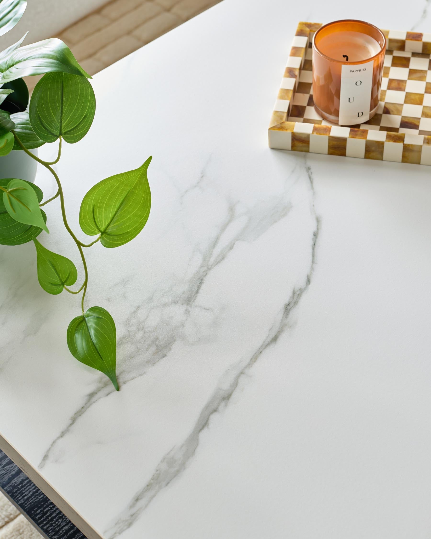 Table basse Banks en céramique blanche marbrée et bois noir