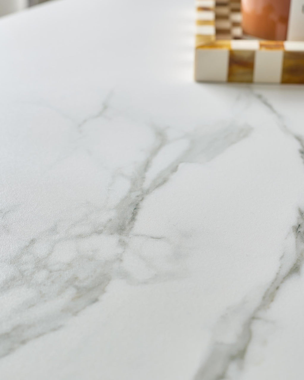 Table basse Banks en céramique blanche marbrée et bois noir