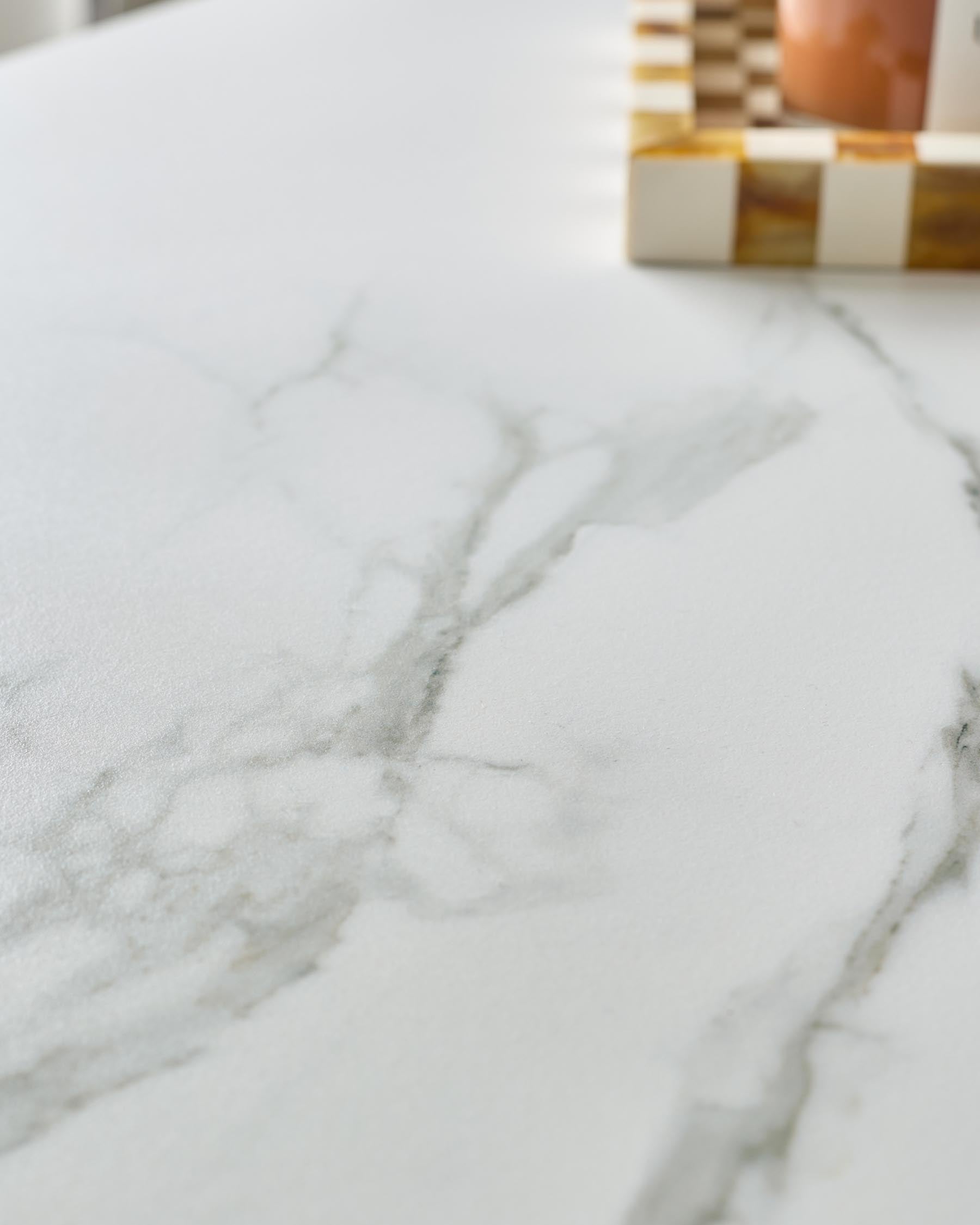 Table basse Banks en céramique blanche marbrée et bois noir