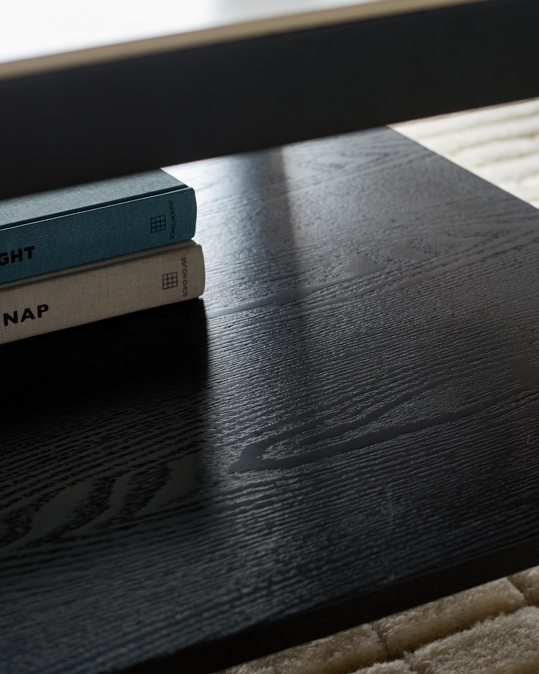 Table basse Banks en céramique blanche marbrée et bois noir