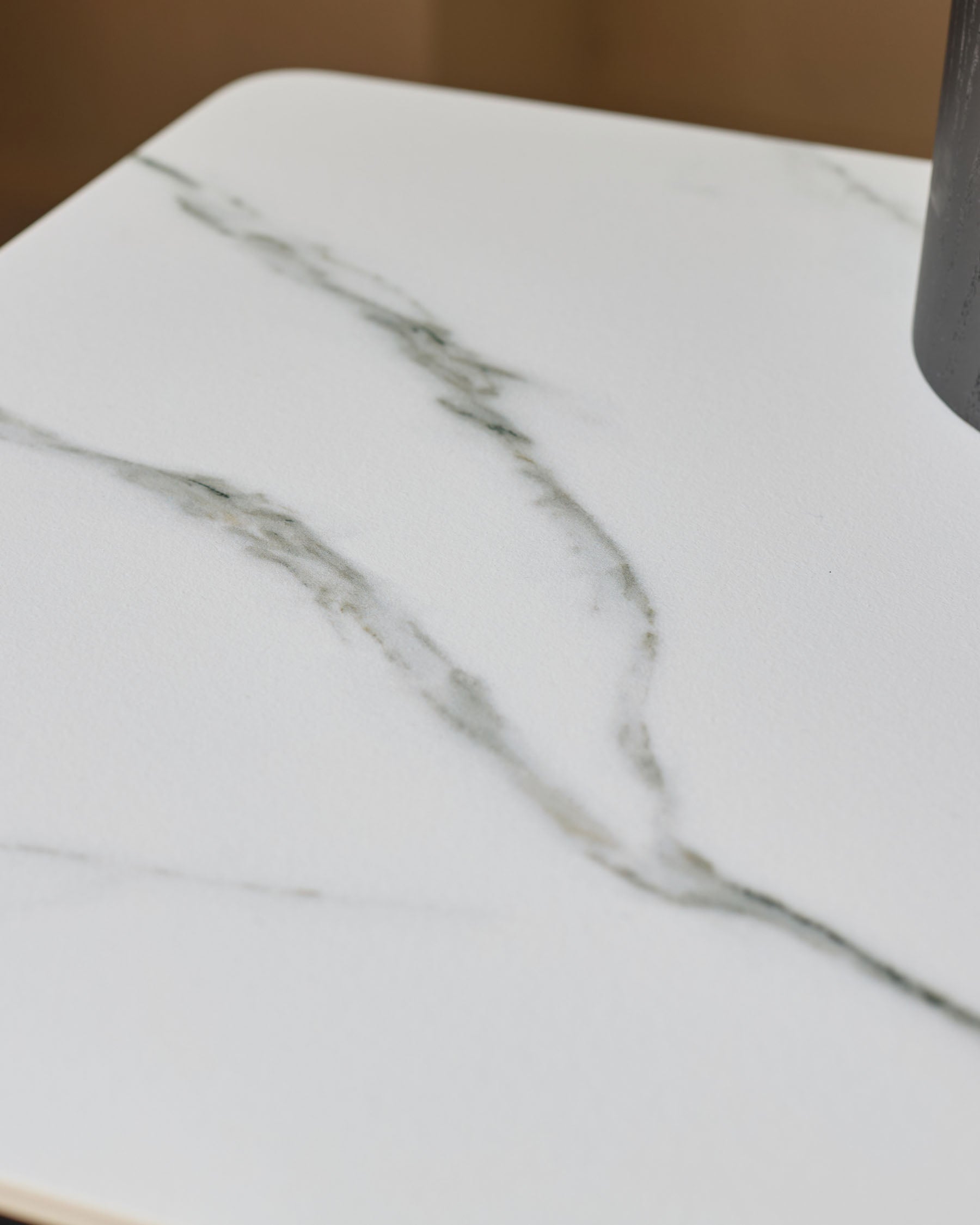 Table d'appoint Banks en céramique blanche marbrée et bois noir