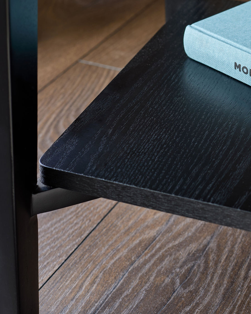 Table d'appoint Banks en céramique blanche marbrée et bois noir