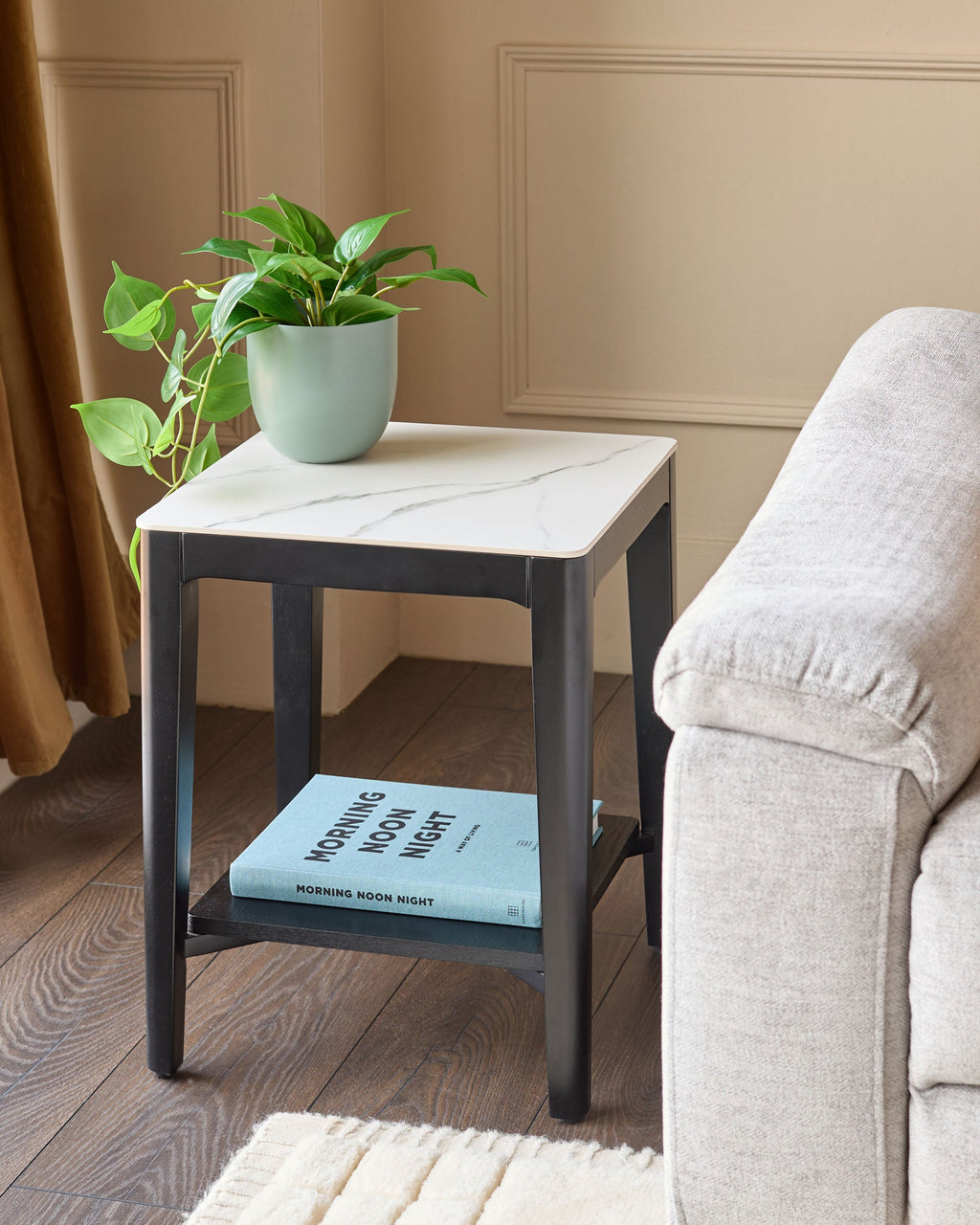 Table d'appoint Banks en céramique blanche marbrée et bois noir