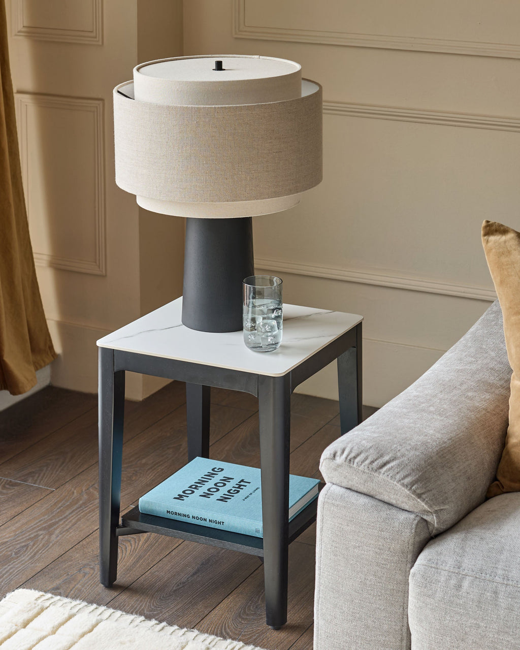 Table d'appoint Banks en céramique blanche marbrée et bois noir