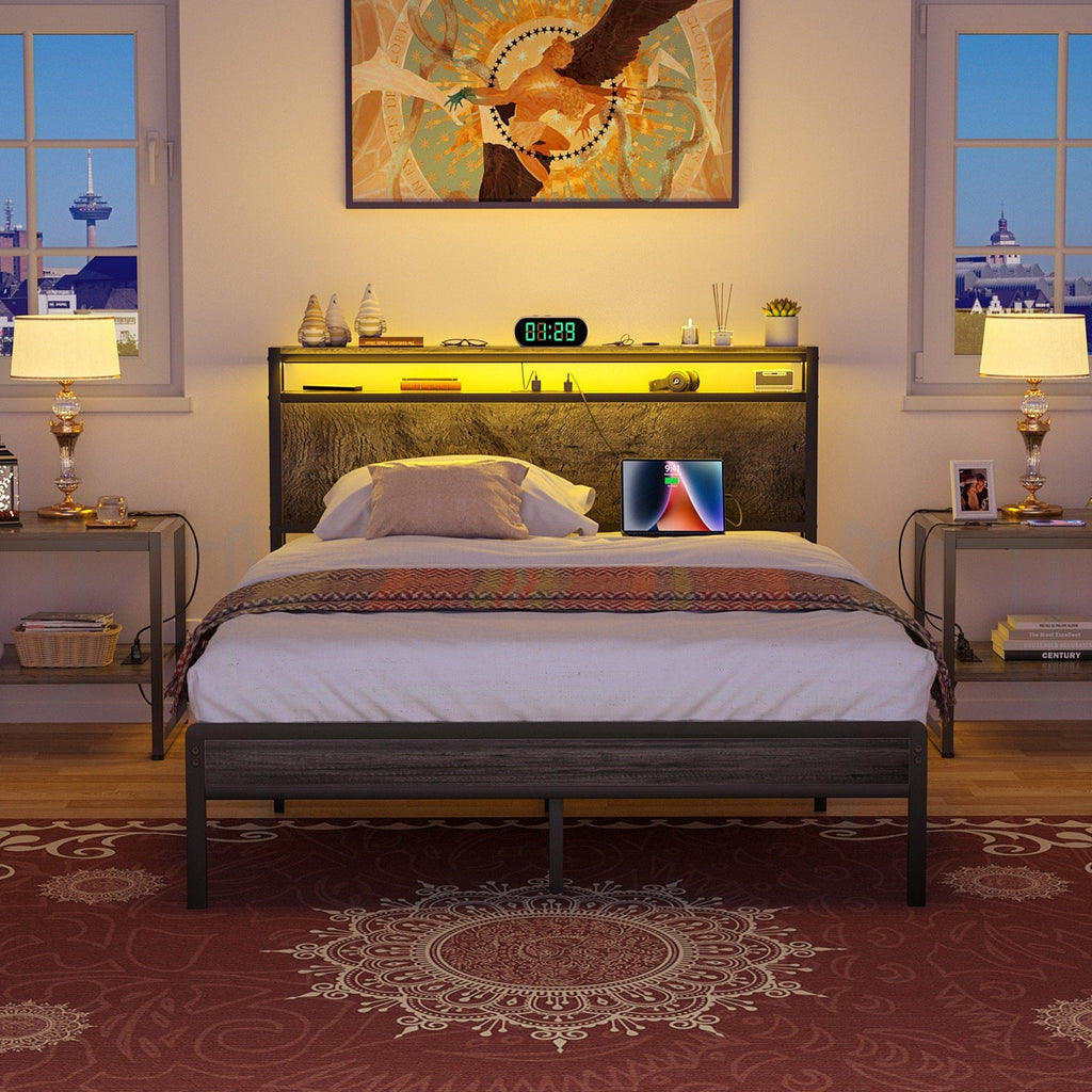 Cadre de lit plateforme en bois de style ferme avec station de charge et lumières LED