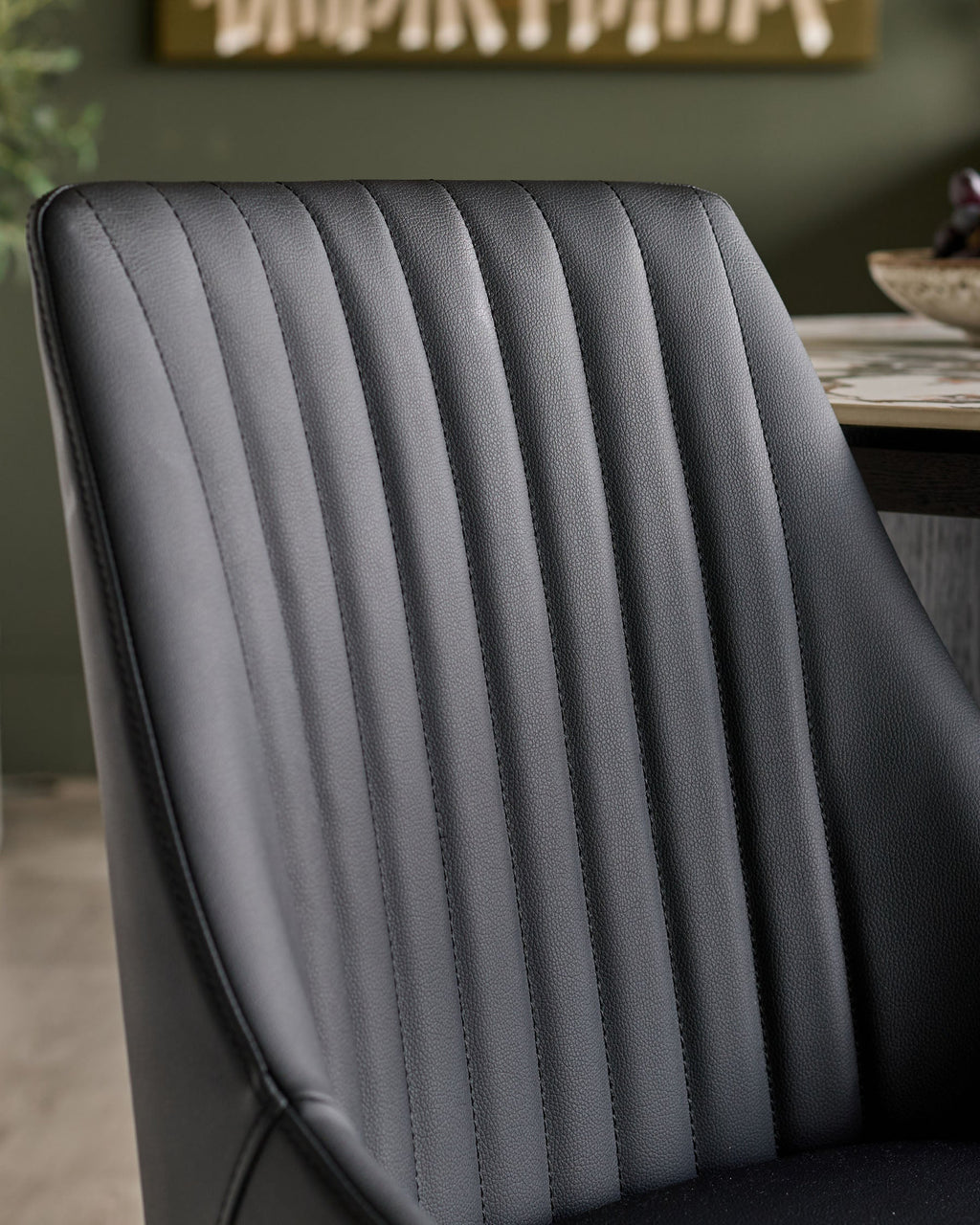 Chaise de salle à manger Blakely en similicuir noir