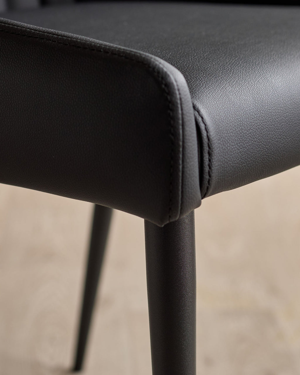 Chaise de salle à manger Blakely en similicuir noir