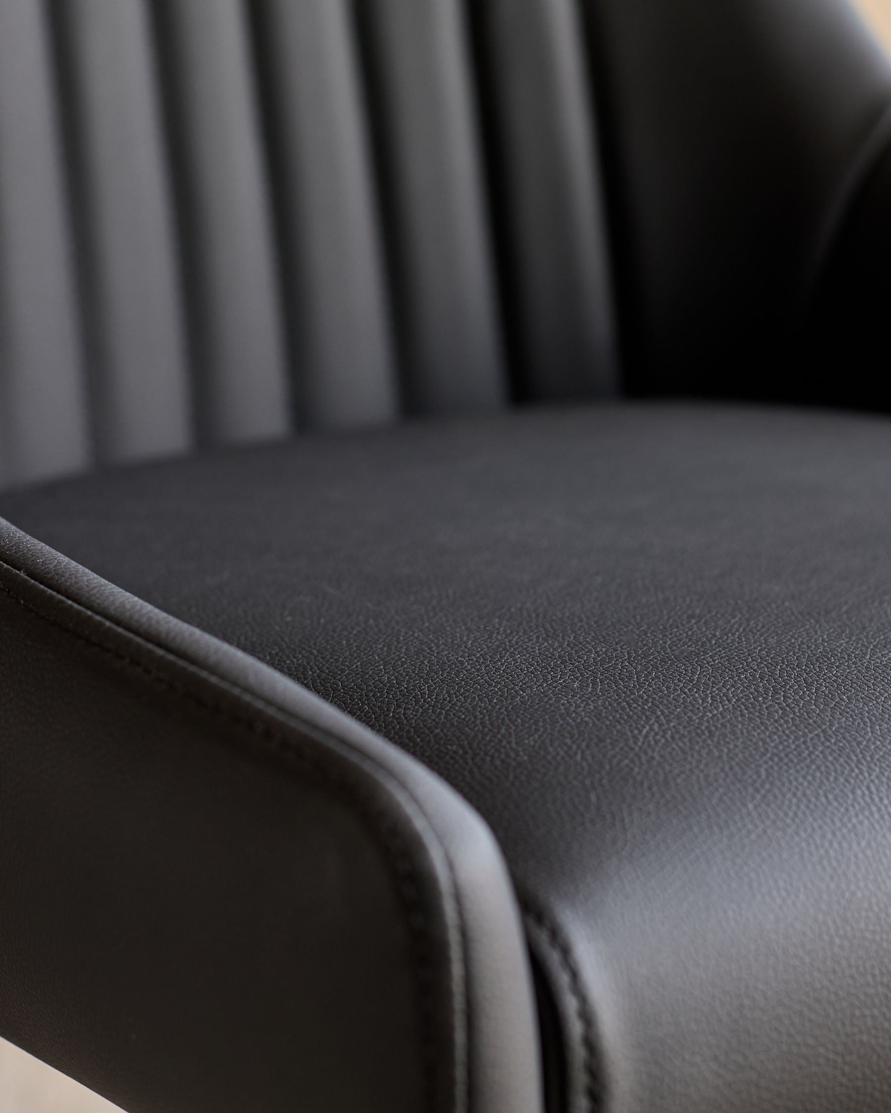 Chaise de salle à manger Blakely en similicuir noir