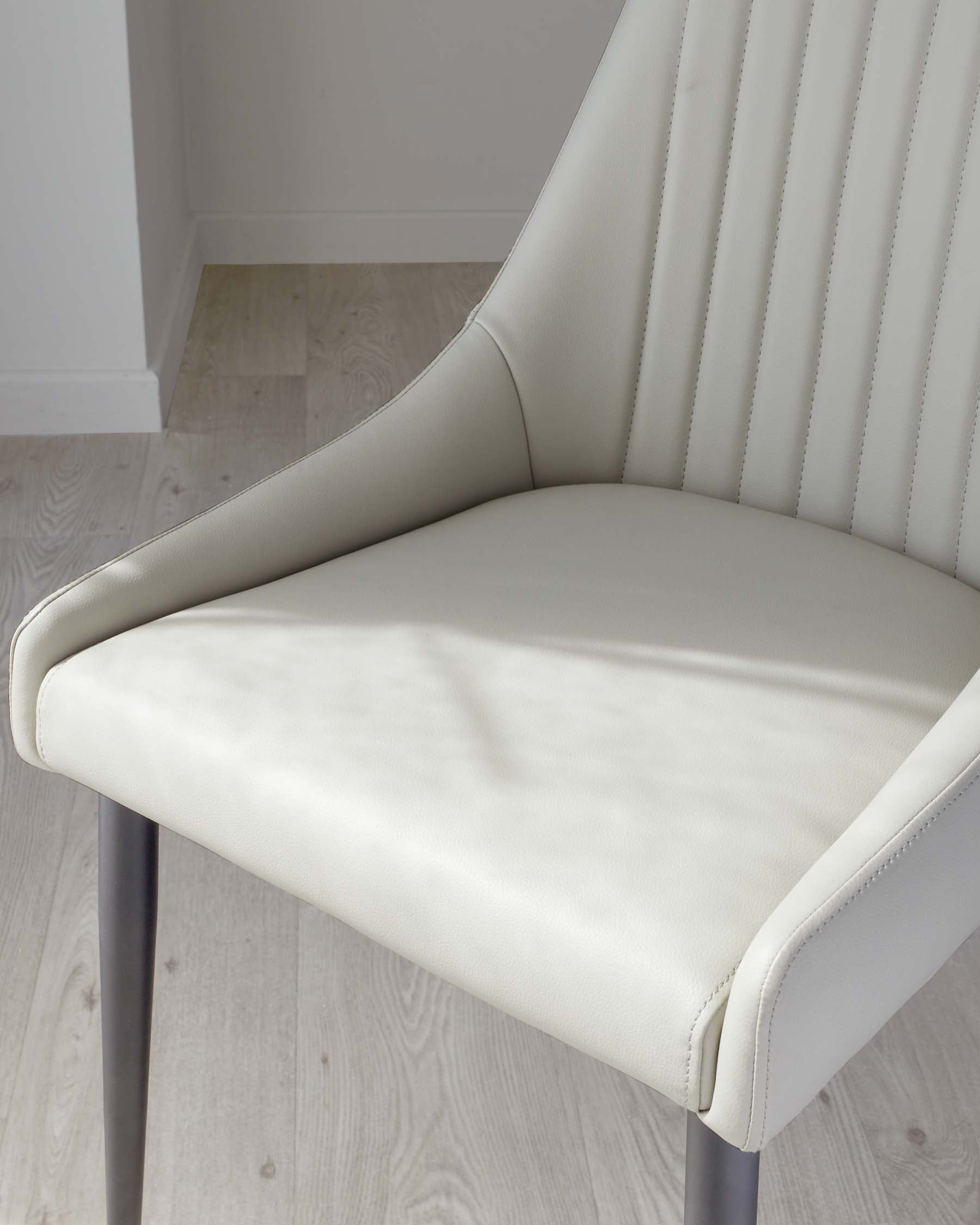 Chaise de salle à manger Blakely en similicuir gris clair