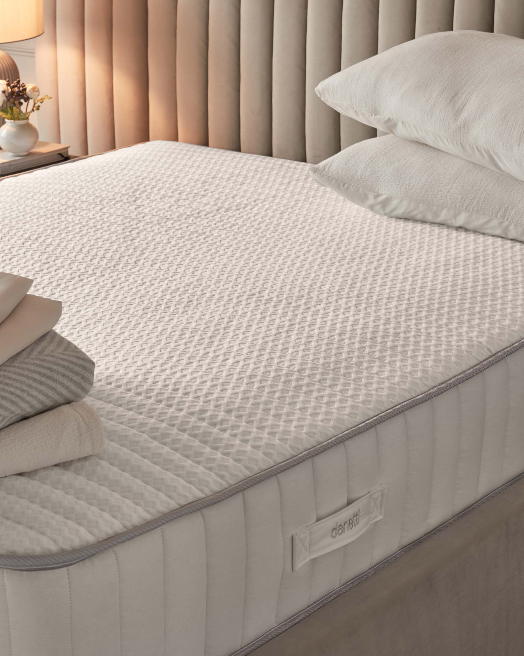 Matelas King en latex ferme à 1500 ressorts ensachés Blissful Comfort